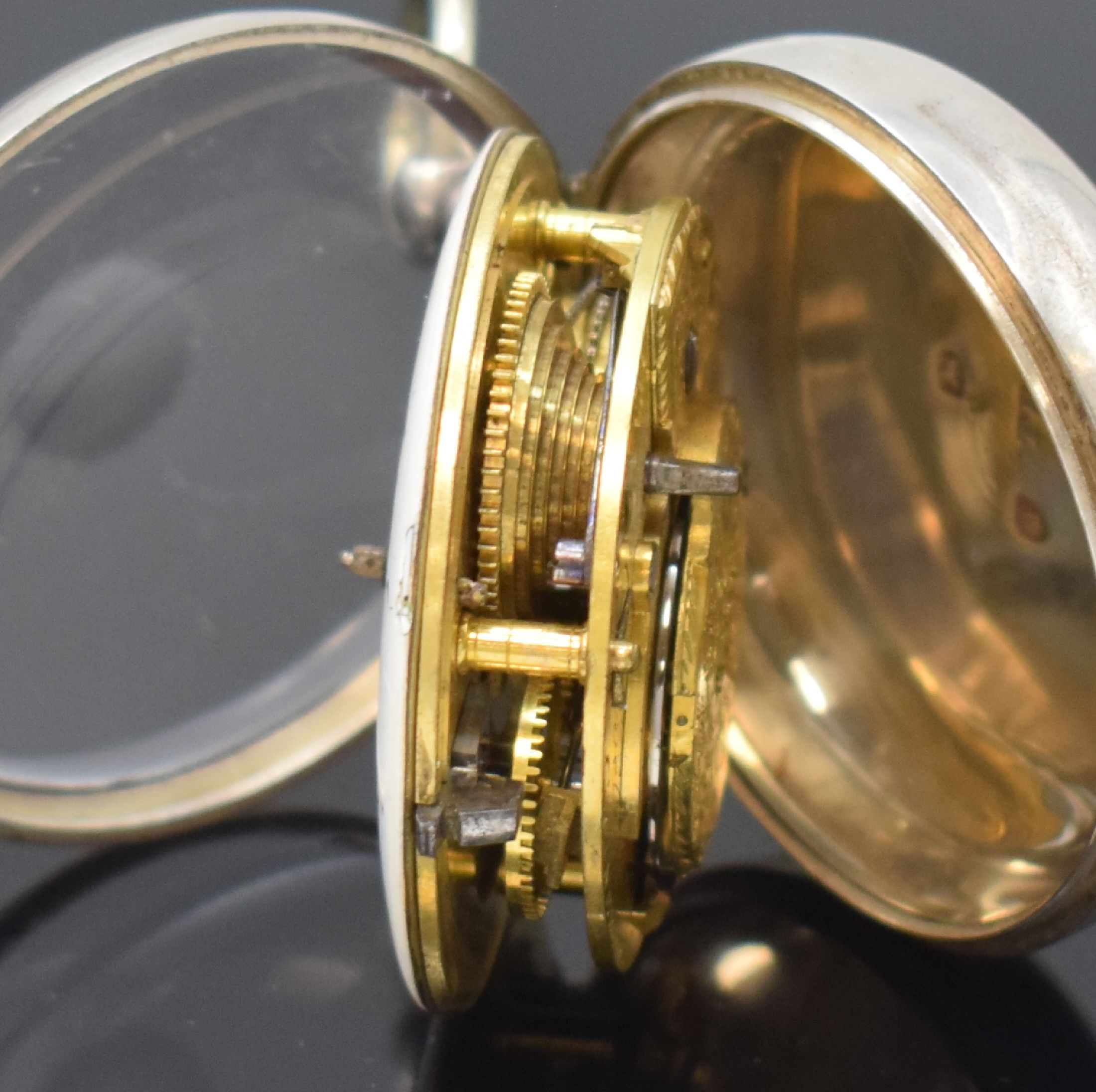 Detail g: THO. OLLIVE Spindeltaschenuhr in Silber, England um 1790, doppeltes Geh., Emailzifferbl. m. arab. Zahlen besch., gebl. Zeiger, verg. Werk m. Kette u. ...