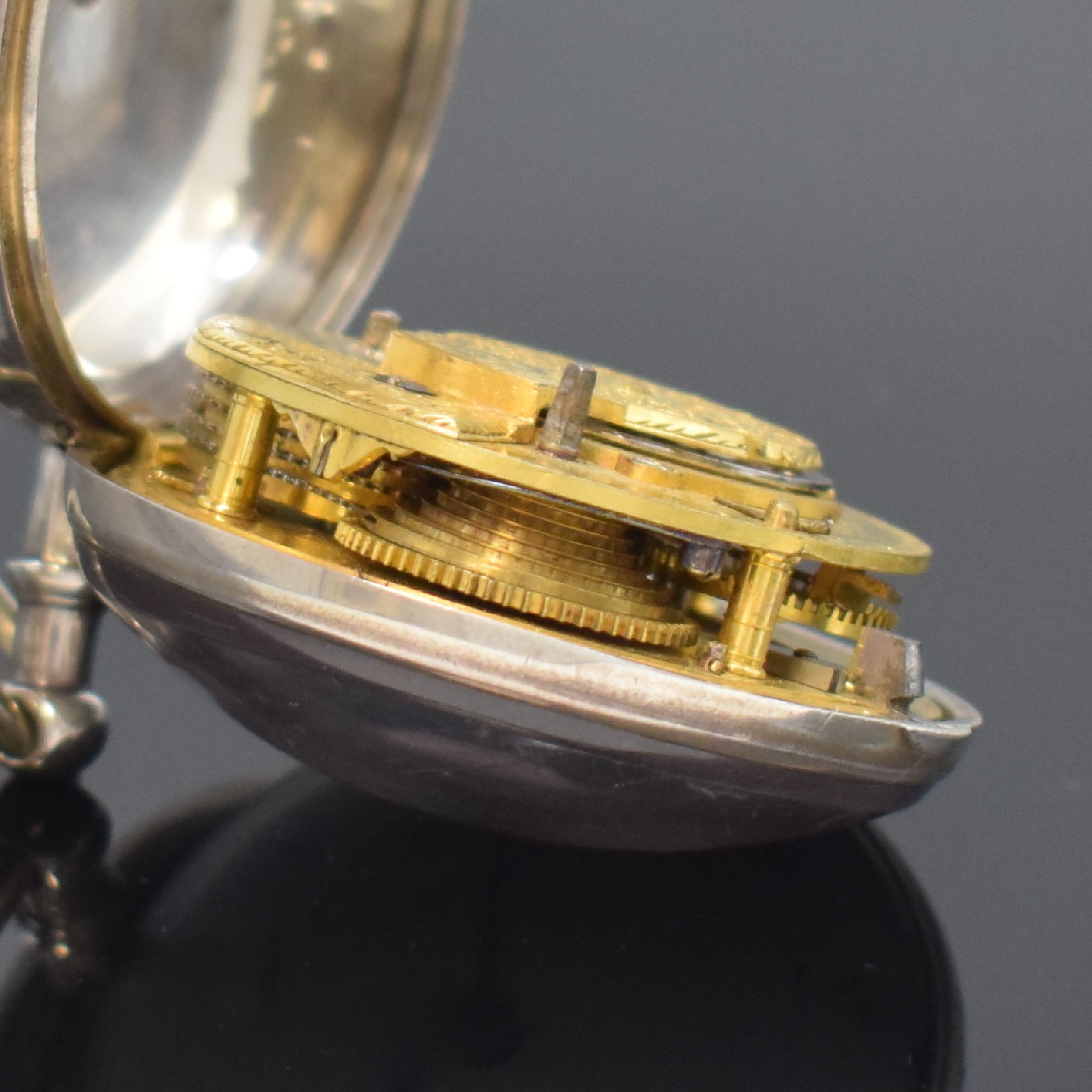 Detail h: THO. OLLIVE Spindeltaschenuhr in Silber, England um 1790, doppeltes Geh., Emailzifferbl. m. arab. Zahlen besch., gebl. Zeiger, verg. Werk m. Kette u. ...
