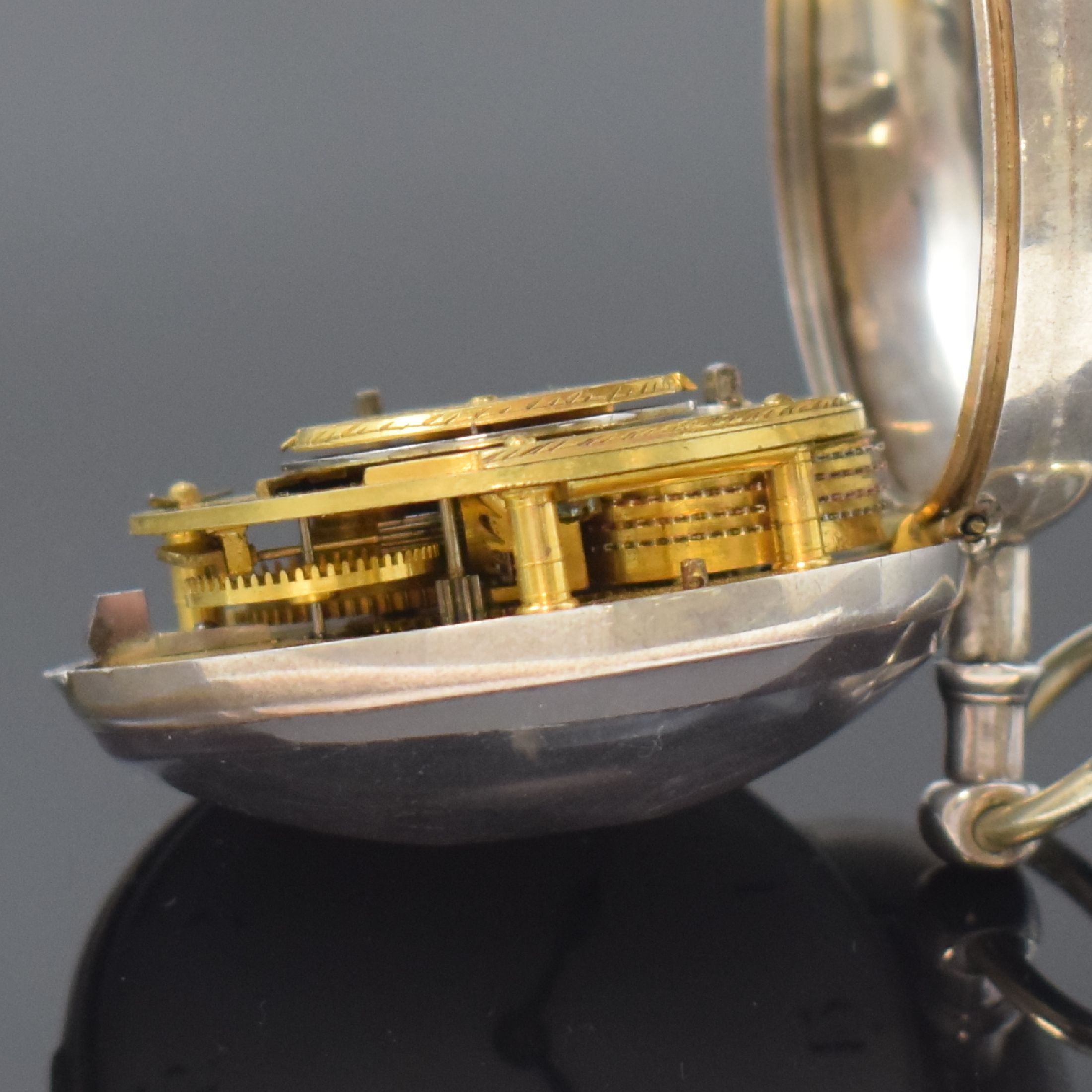 Detail i: THO. OLLIVE Spindeltaschenuhr in Silber, England um 1790, doppeltes Geh., Emailzifferbl. m. arab. Zahlen besch., gebl. Zeiger, verg. Werk m. Kette u. ...