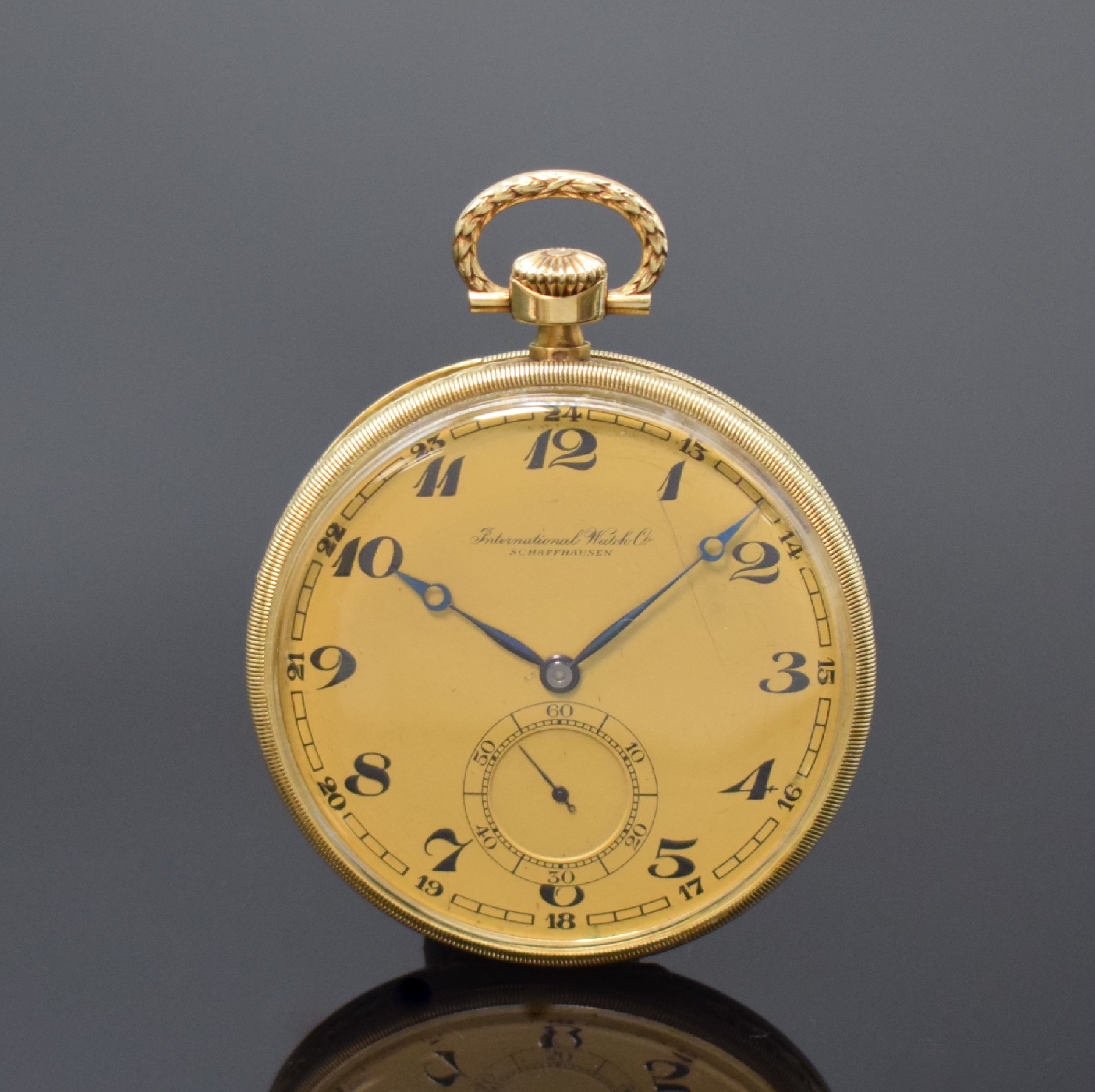 IWC offene Taschenuhr in GG 585/000, Schweiz um 1927, grav. Geh., Rückdeckel m. Dekor, Goldcuvette, verg. Zifferbl. m. arab. Zahlen besch., gebl. ...