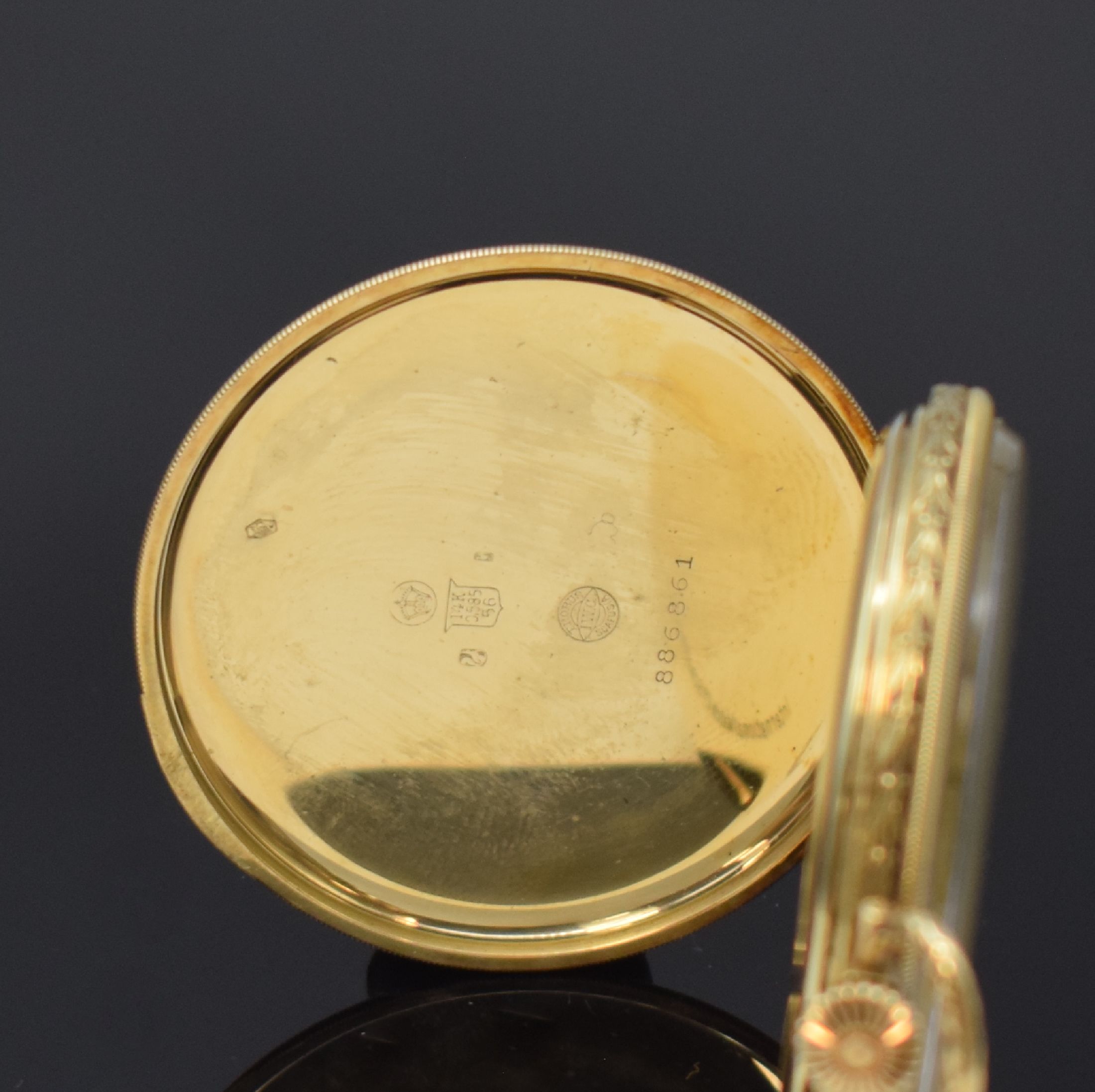 Detail b: IWC offene Taschenuhr in GG 585/000, Schweiz um 1927, grav. Geh., Rückdeckel m. Dekor, Goldcuvette, verg. Zifferbl. m. arab. Zahlen besch., gebl. ...