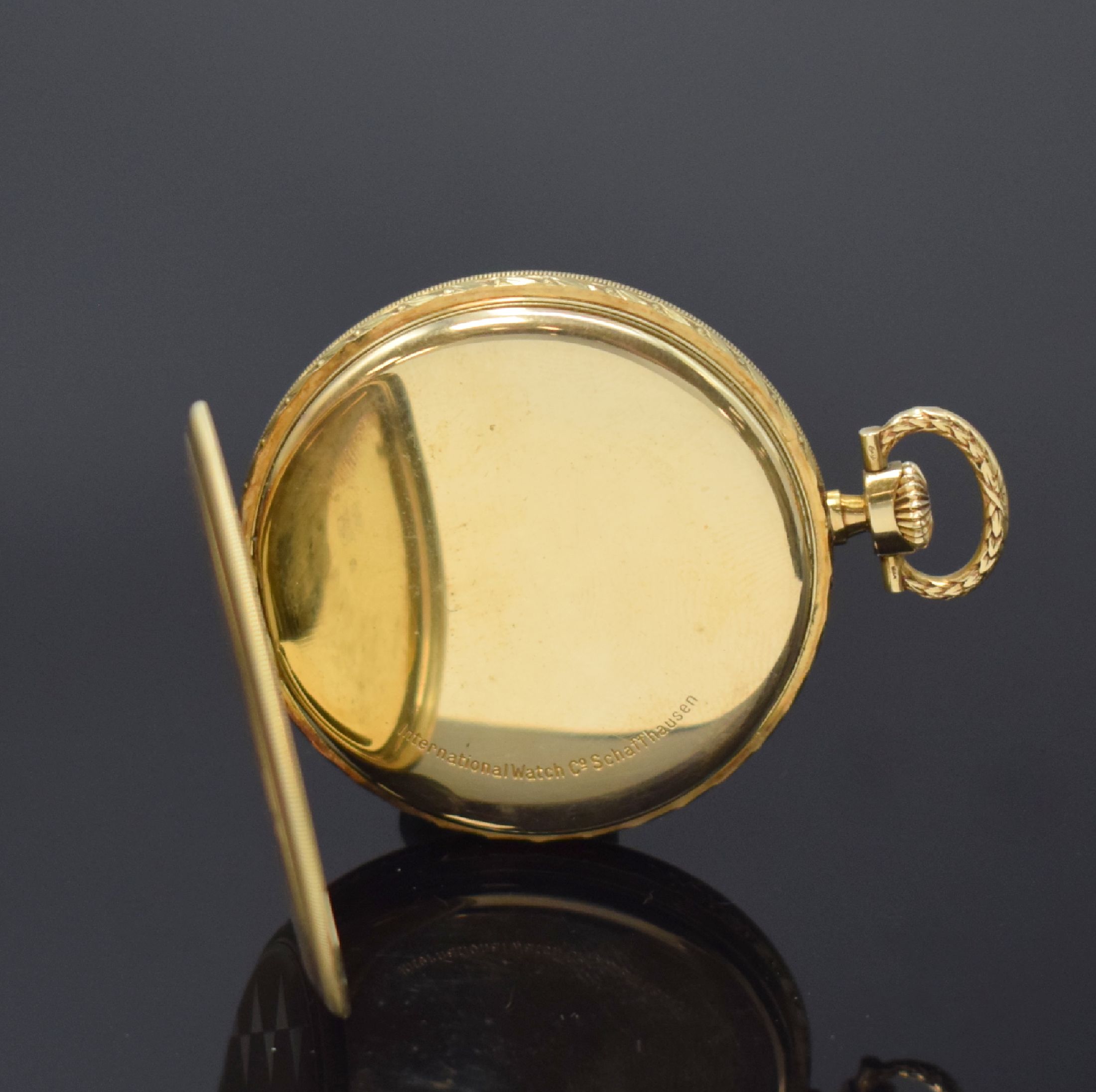 Detail c: IWC offene Taschenuhr in GG 585/000, Schweiz um 1927, grav. Geh., Rückdeckel m. Dekor, Goldcuvette, verg. Zifferbl. m. arab. Zahlen besch., gebl. ...