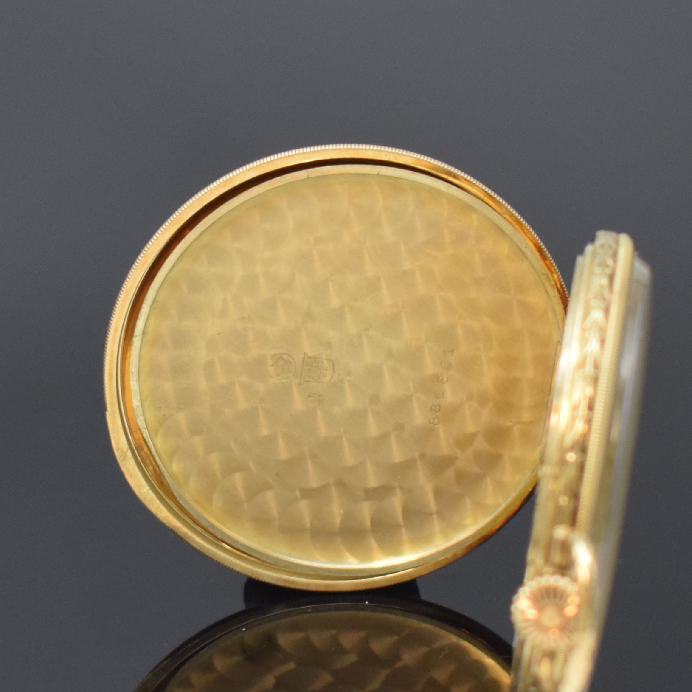 Detail d: IWC offene Taschenuhr in GG 585/000, Schweiz um 1927, grav. Geh., Rückdeckel m. Dekor, Goldcuvette, verg. Zifferbl. m. arab. Zahlen besch., gebl. ...