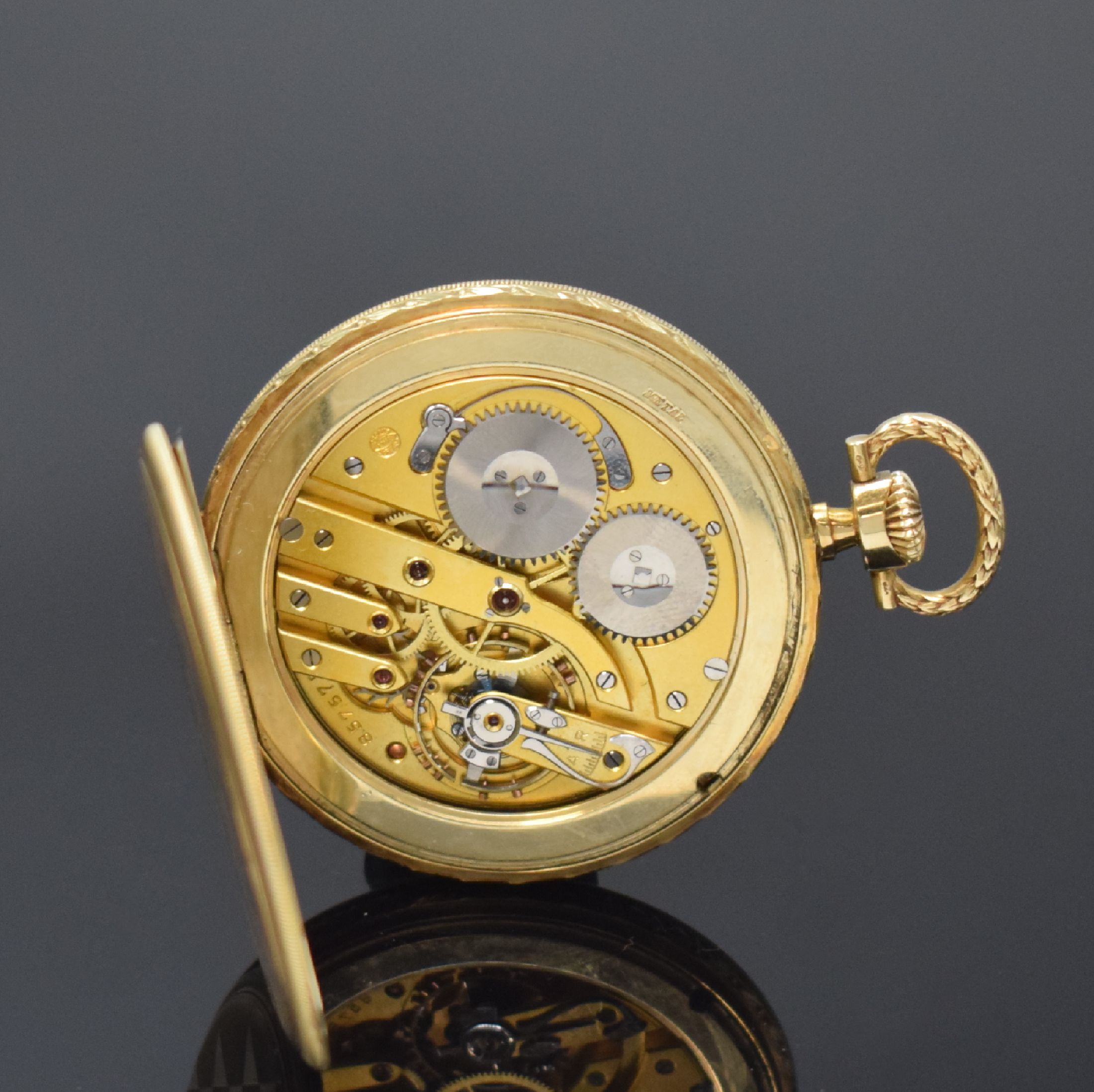 Detail e: IWC offene Taschenuhr in GG 585/000, Schweiz um 1927, grav. Geh., Rückdeckel m. Dekor, Goldcuvette, verg. Zifferbl. m. arab. Zahlen besch., gebl. ...