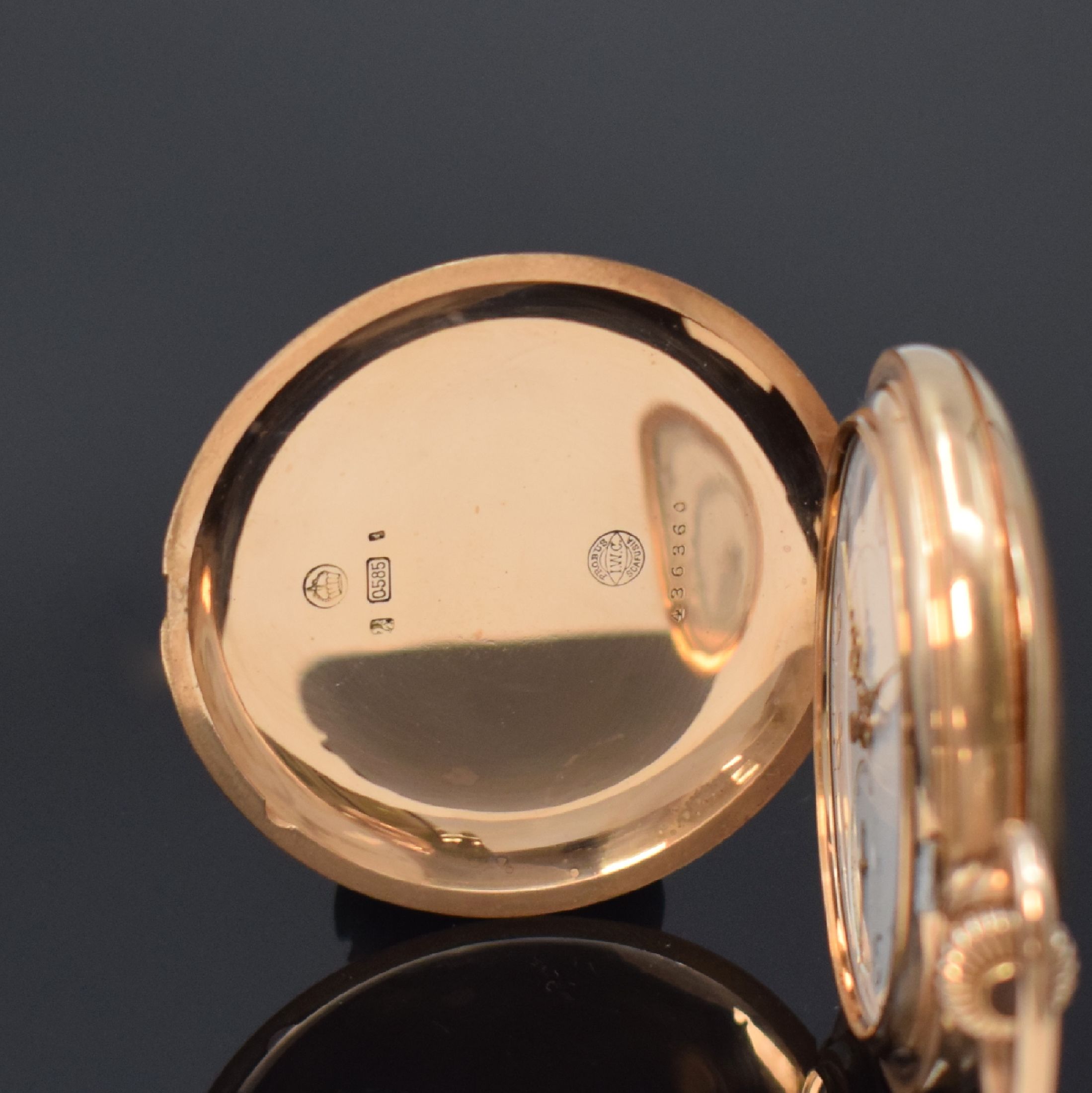 Detail a: IWC Herrensavonette in RG 585/000, Schweiz um 1908, guill. 3 Deckel-Goldgeh., Sprungdeckel m. Monogramm, Emailzifferbl. m. arab. Zahlen, gold. ...