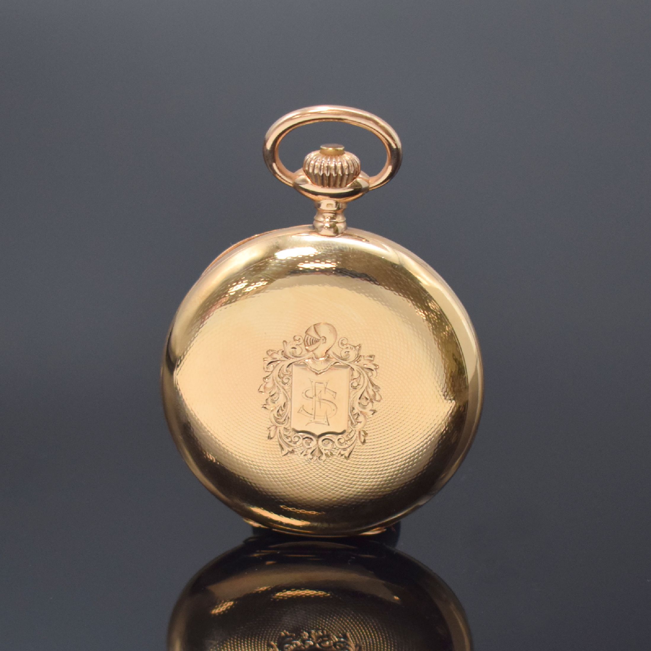 Detail b: IWC Herrensavonette in RG 585/000, Schweiz um 1908, guill. 3 Deckel-Goldgeh., Sprungdeckel m. Monogramm, Emailzifferbl. m. arab. Zahlen, gold. ...