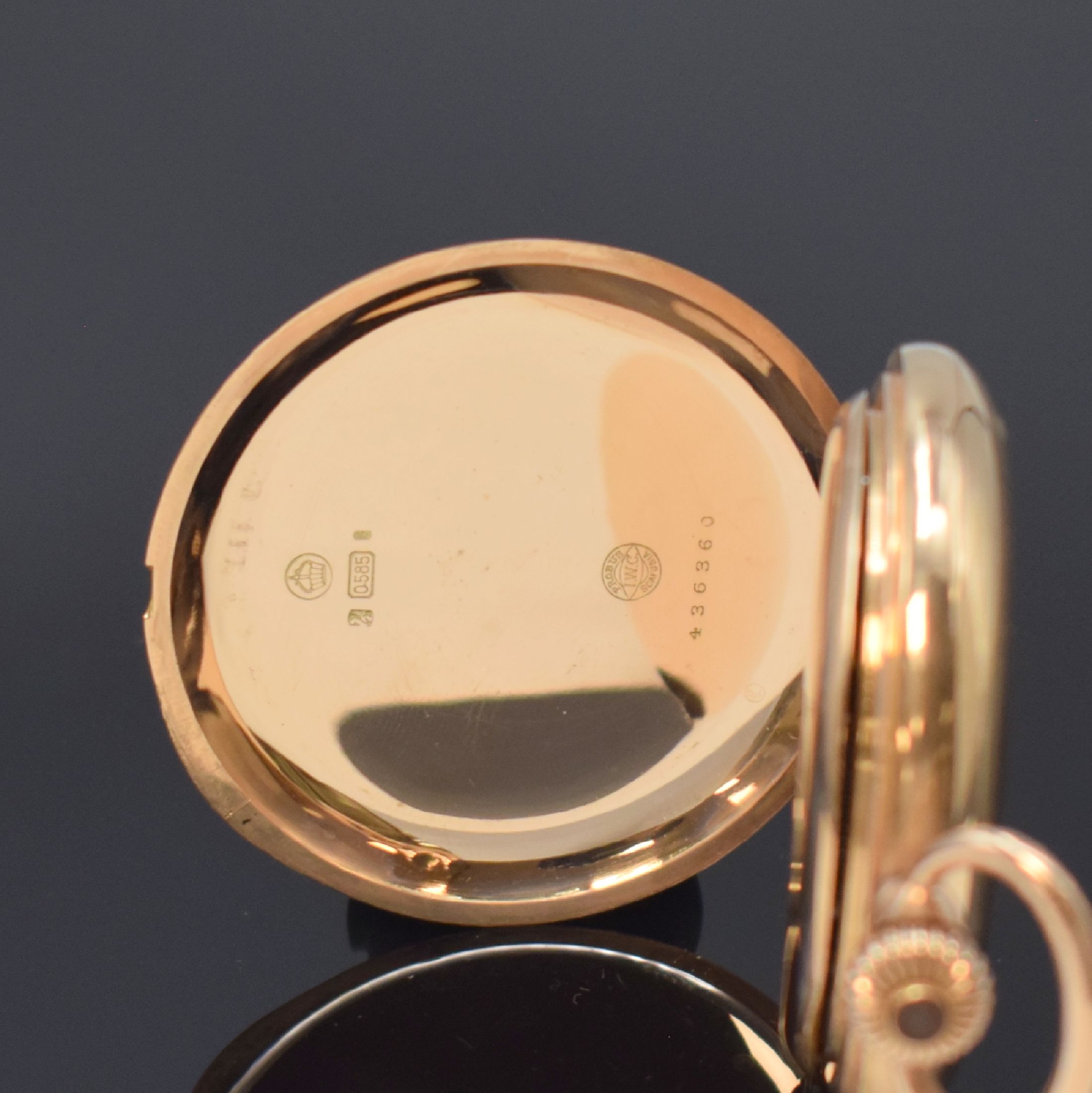 Detail c: IWC Herrensavonette in RG 585/000, Schweiz um 1908, guill. 3 Deckel-Goldgeh., Sprungdeckel m. Monogramm, Emailzifferbl. m. arab. Zahlen, gold. ...
