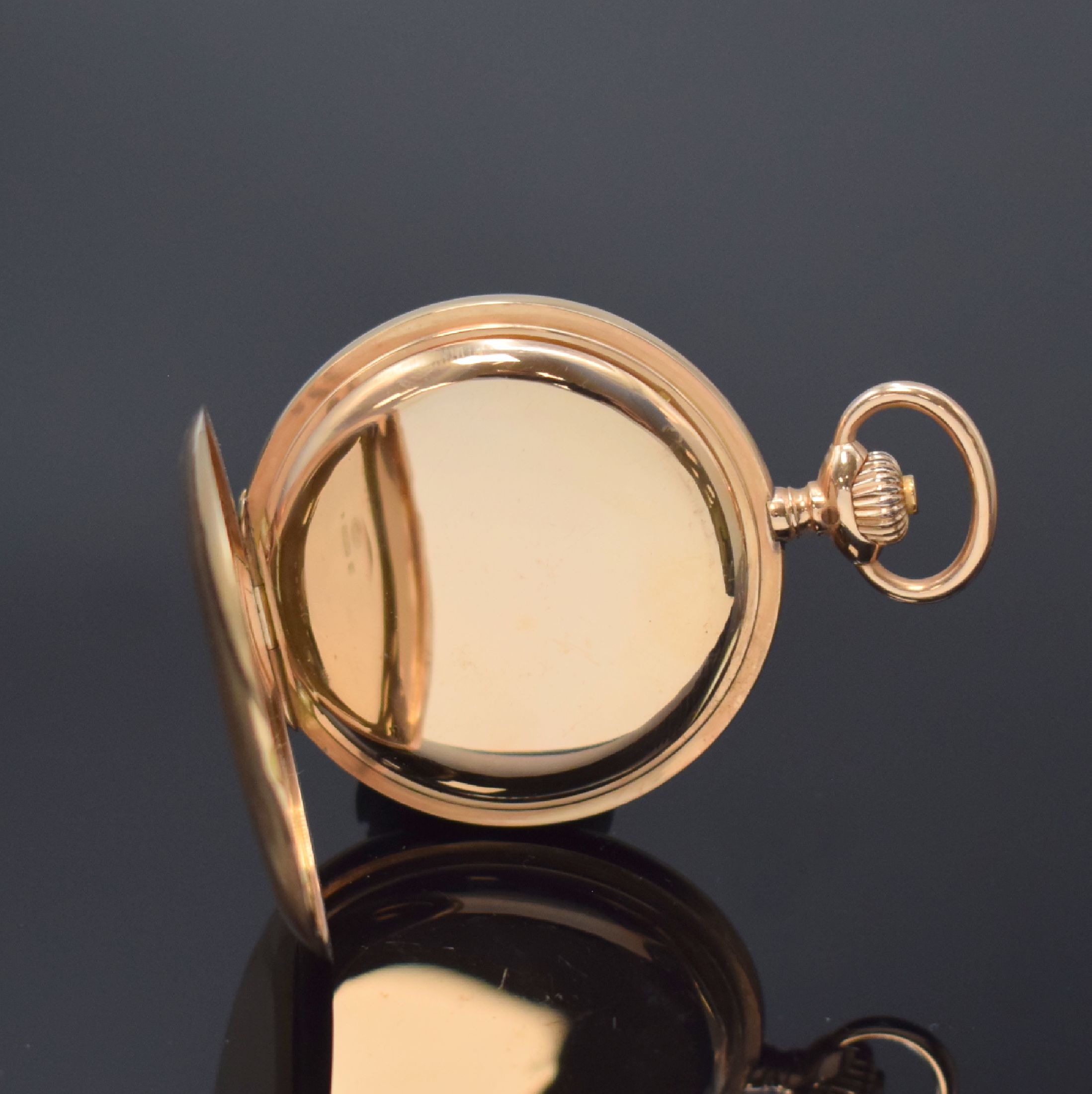 Detail d: IWC Herrensavonette in RG 585/000, Schweiz um 1908, guill. 3 Deckel-Goldgeh., Sprungdeckel m. Monogramm, Emailzifferbl. m. arab. Zahlen, gold. ...