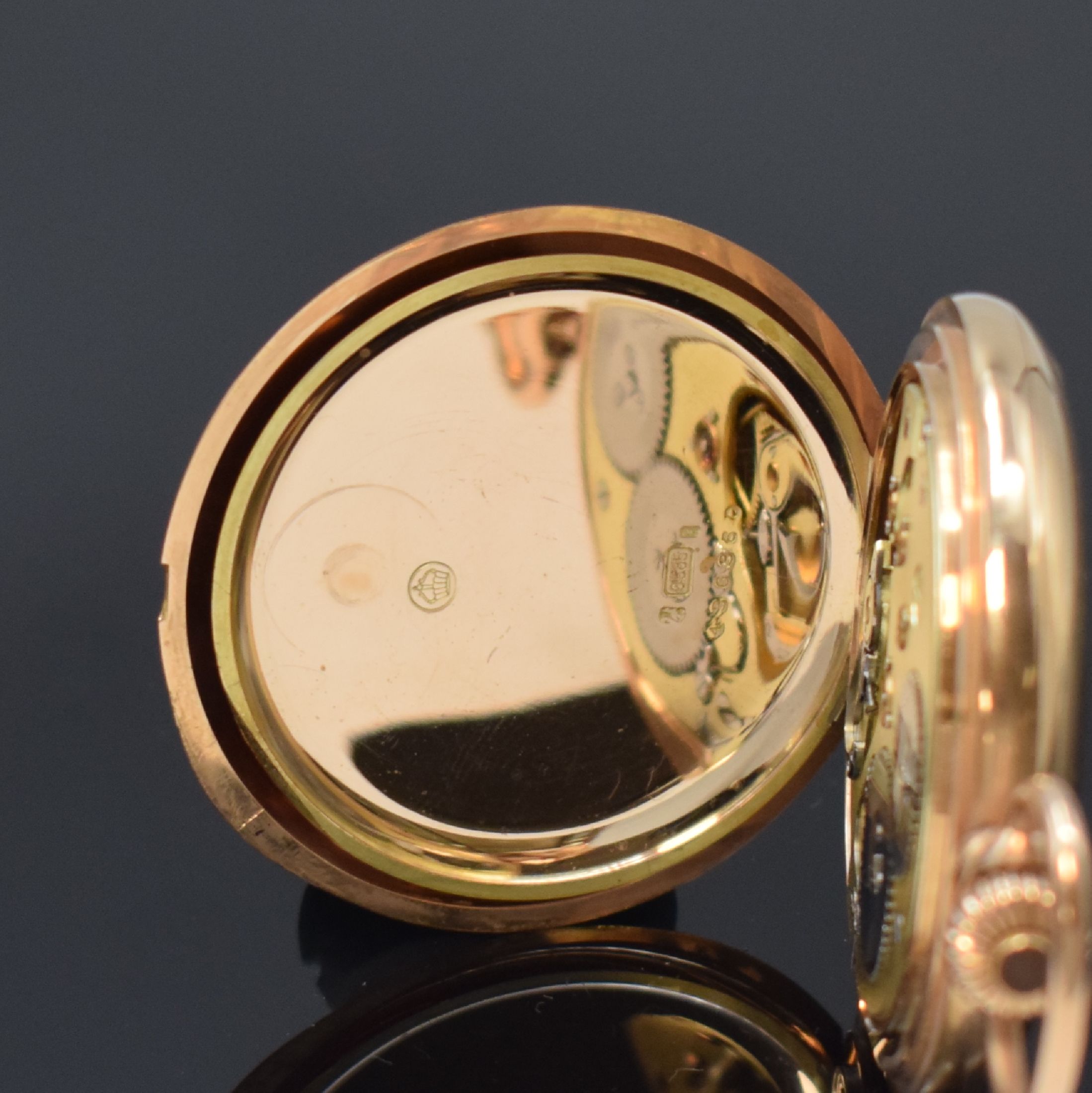 Detail e: IWC Herrensavonette in RG 585/000, Schweiz um 1908, guill. 3 Deckel-Goldgeh., Sprungdeckel m. Monogramm, Emailzifferbl. m. arab. Zahlen, gold. ...