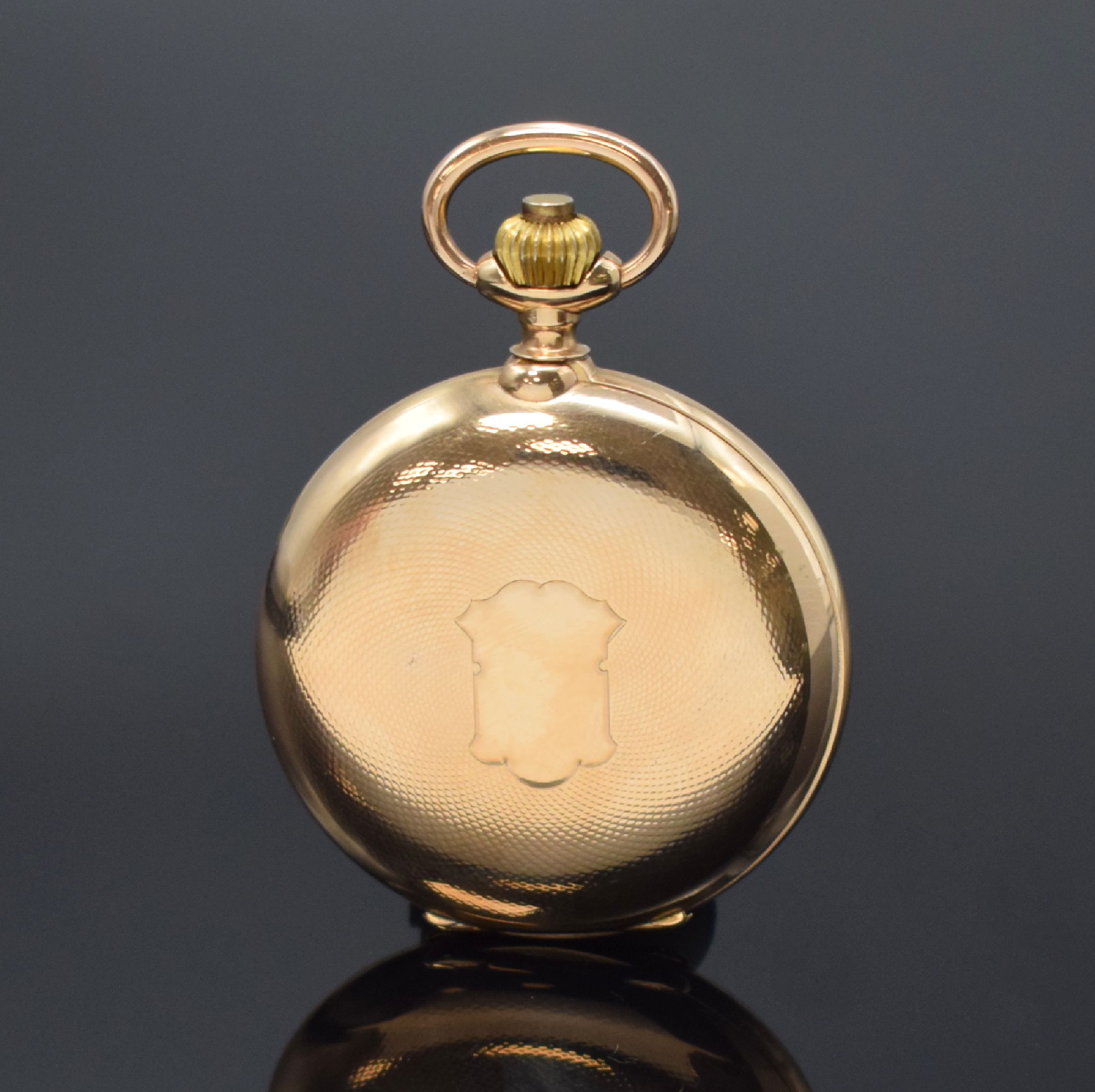 Detail b: SYSTEME GLASHÜTTE Herrensavonette in RoseG 585/000, Schweiz um 1920, guill. Geh., Goldcuvette, Sprungdeckel m. Monogrammspiegel, Emailzifferbl. m. ...