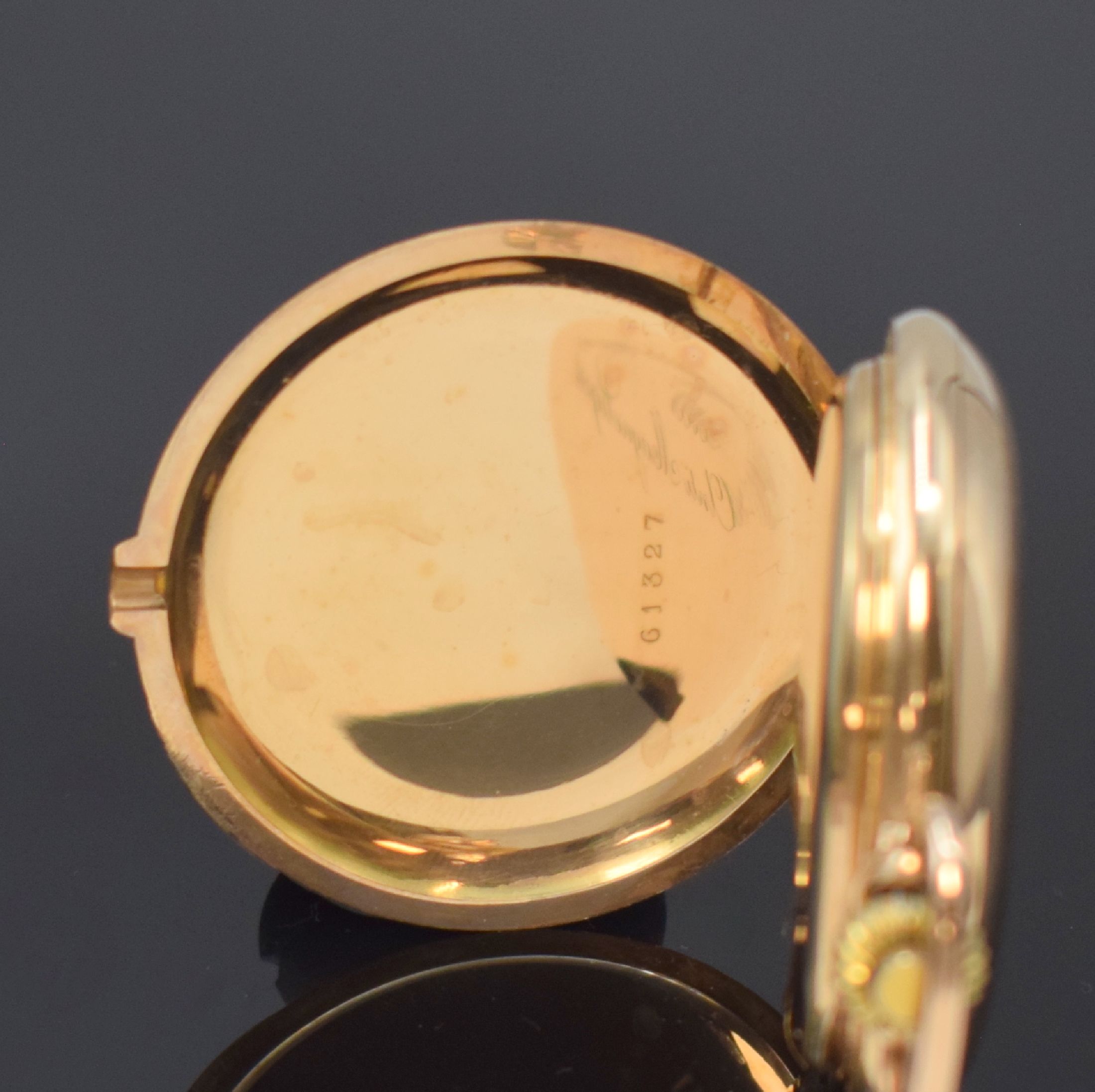 Detail c: SYSTEME GLASHÜTTE Herrensavonette in RoseG 585/000, Schweiz um 1920, guill. Geh., Goldcuvette, Sprungdeckel m. Monogrammspiegel, Emailzifferbl. m. ...