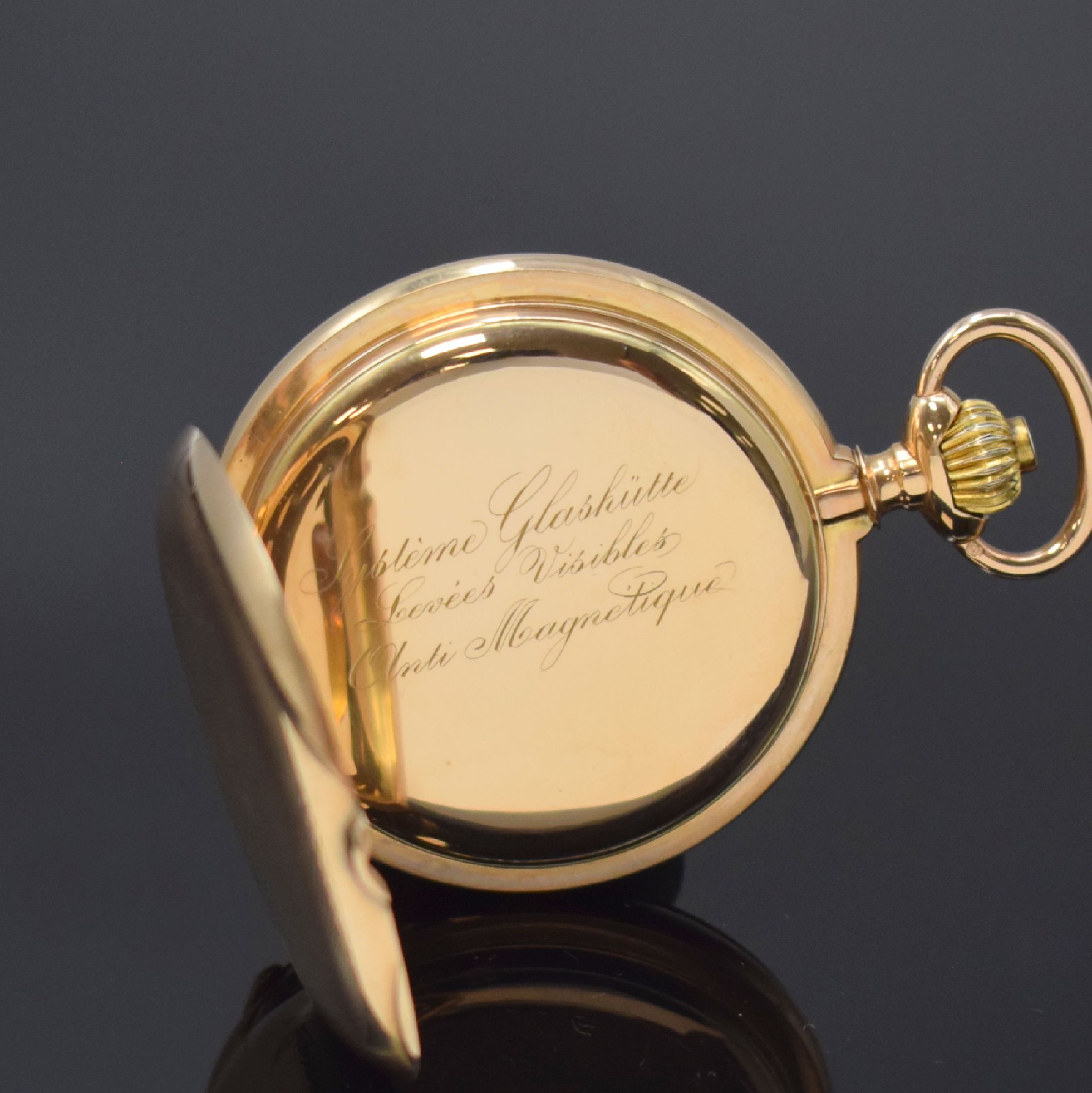 Detail d: SYSTEME GLASHÜTTE Herrensavonette in RoseG 585/000, Schweiz um 1920, guill. Geh., Goldcuvette, Sprungdeckel m. Monogrammspiegel, Emailzifferbl. m. ...