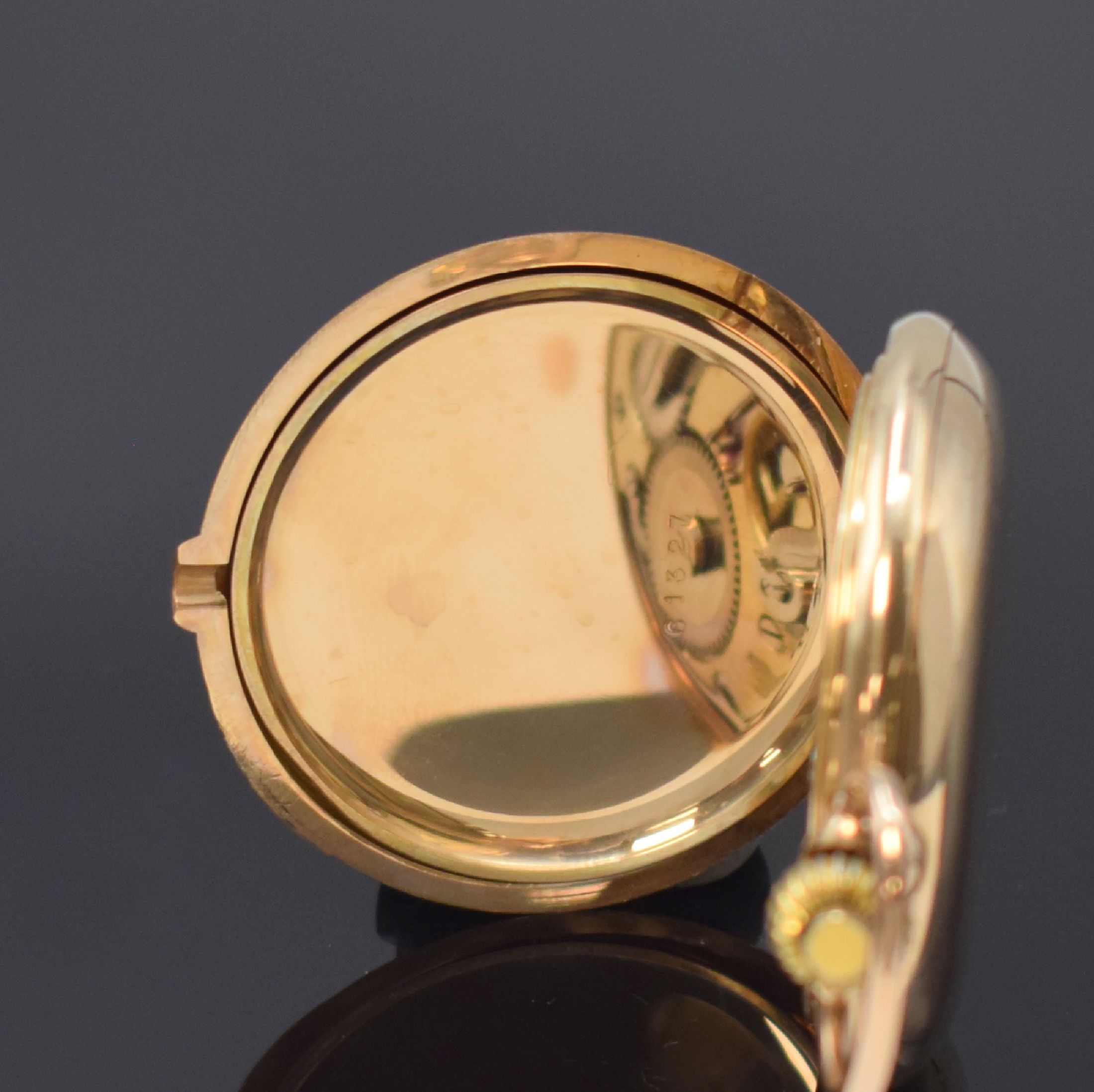 Detail e: SYSTEME GLASHÜTTE Herrensavonette in RoseG 585/000, Schweiz um 1920, guill. Geh., Goldcuvette, Sprungdeckel m. Monogrammspiegel, Emailzifferbl. m. ...