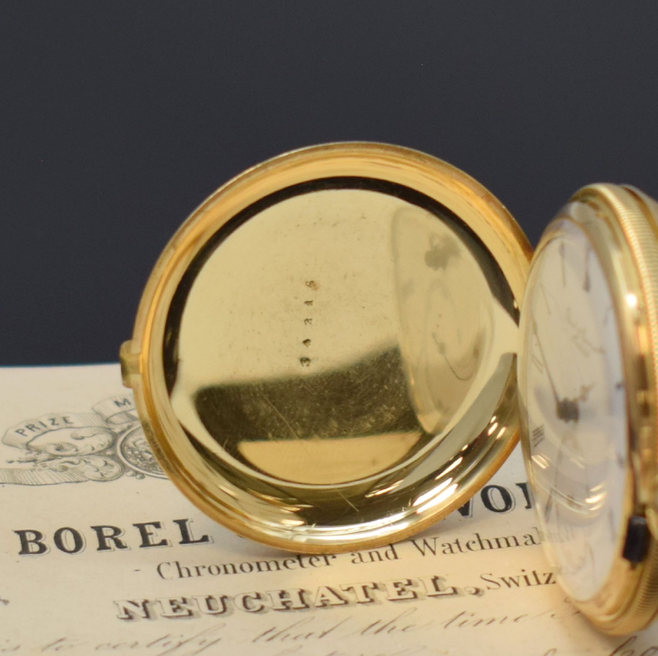 Detail b: BOREL & COURVOISIER Savonette in GG 750/000, Schweiz um 1880, 3-Deckel Goldgeh. m. geriffeltem Rand, Sprung- u. Rückdeckel floral grav., ...