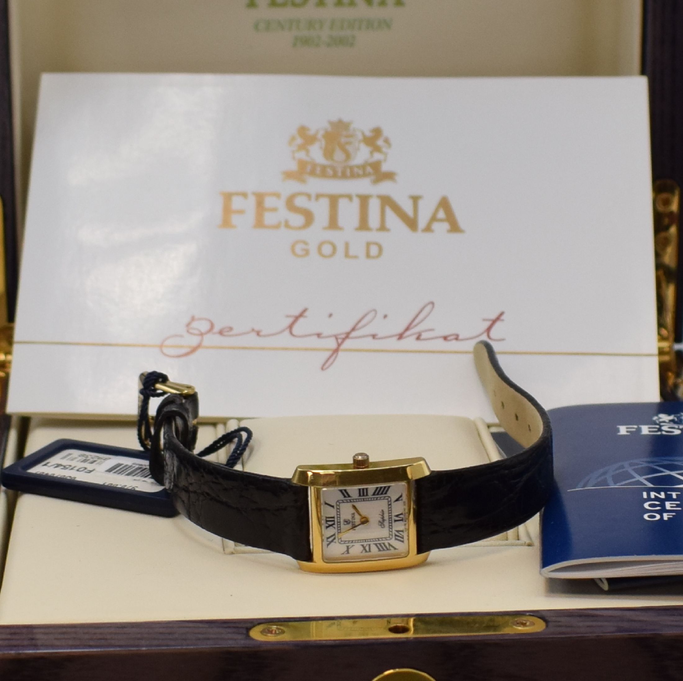 Detail f: FESTINA Damenarmbanduhr in GG 750/000, Schweiz um 2015, quarz, Boden 4-fach verschr., orig. Lederband m. verg. Dornschl., weißes Zifferbl. m. röm. ...