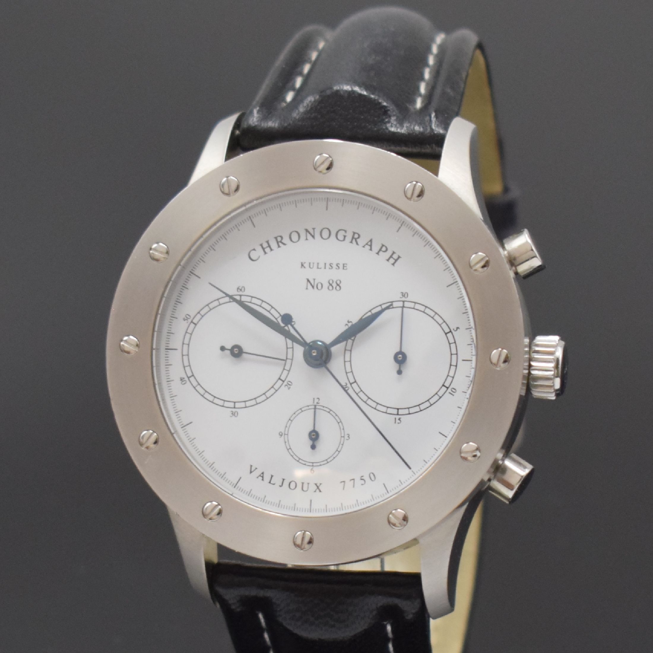 Detail a: JÖRG SCHAUER Kulisse Nr. 88 Edition 1 Herrenchronograph in Stahl, Deutschland um 2000, Automatik, beids. vergl. Geh. inkl. orig. Lederband m. ...