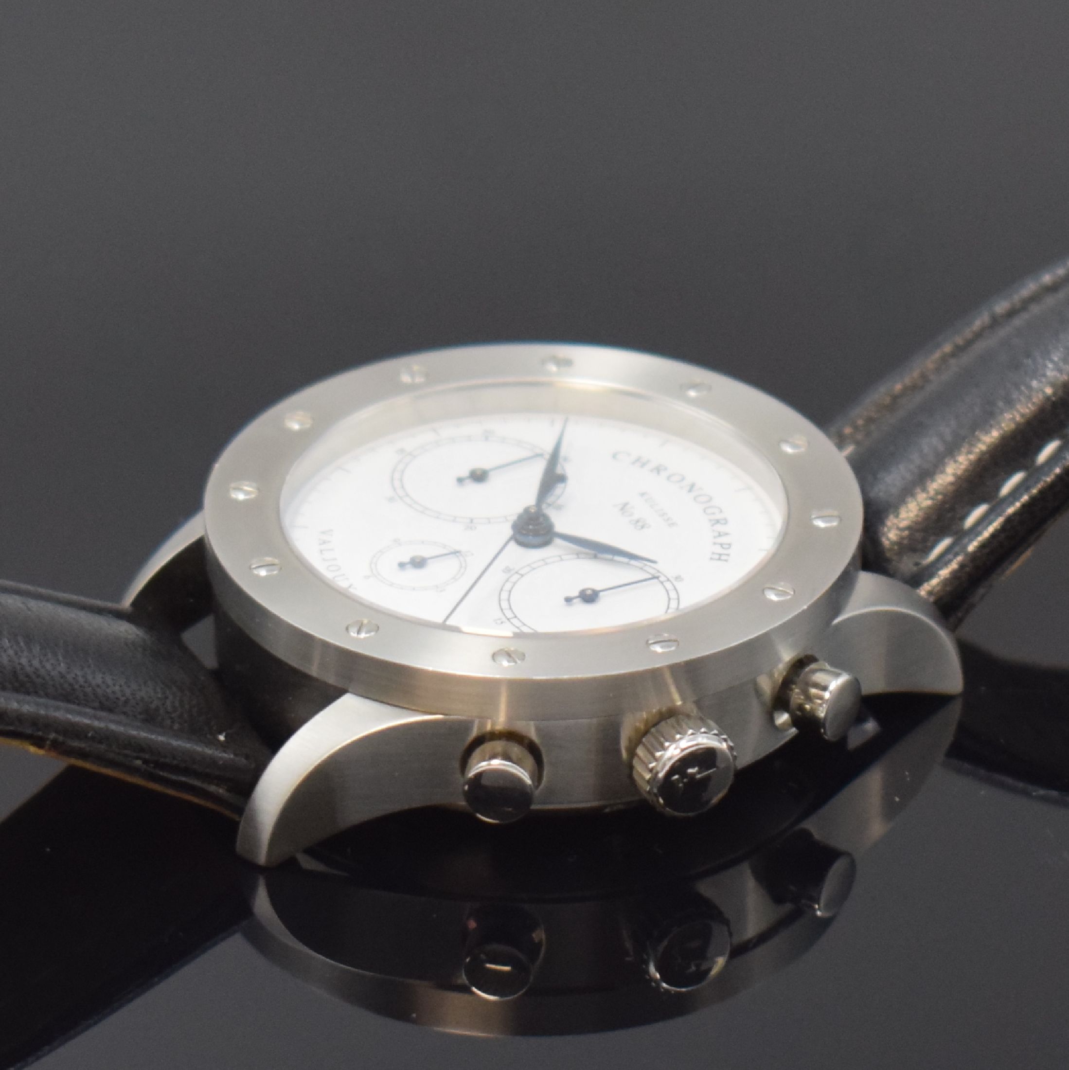 Detail c: JÖRG SCHAUER Kulisse Nr. 88 Edition 1 Herrenchronograph in Stahl, Deutschland um 2000, Automatik, beids. vergl. Geh. inkl. orig. Lederband m. ...