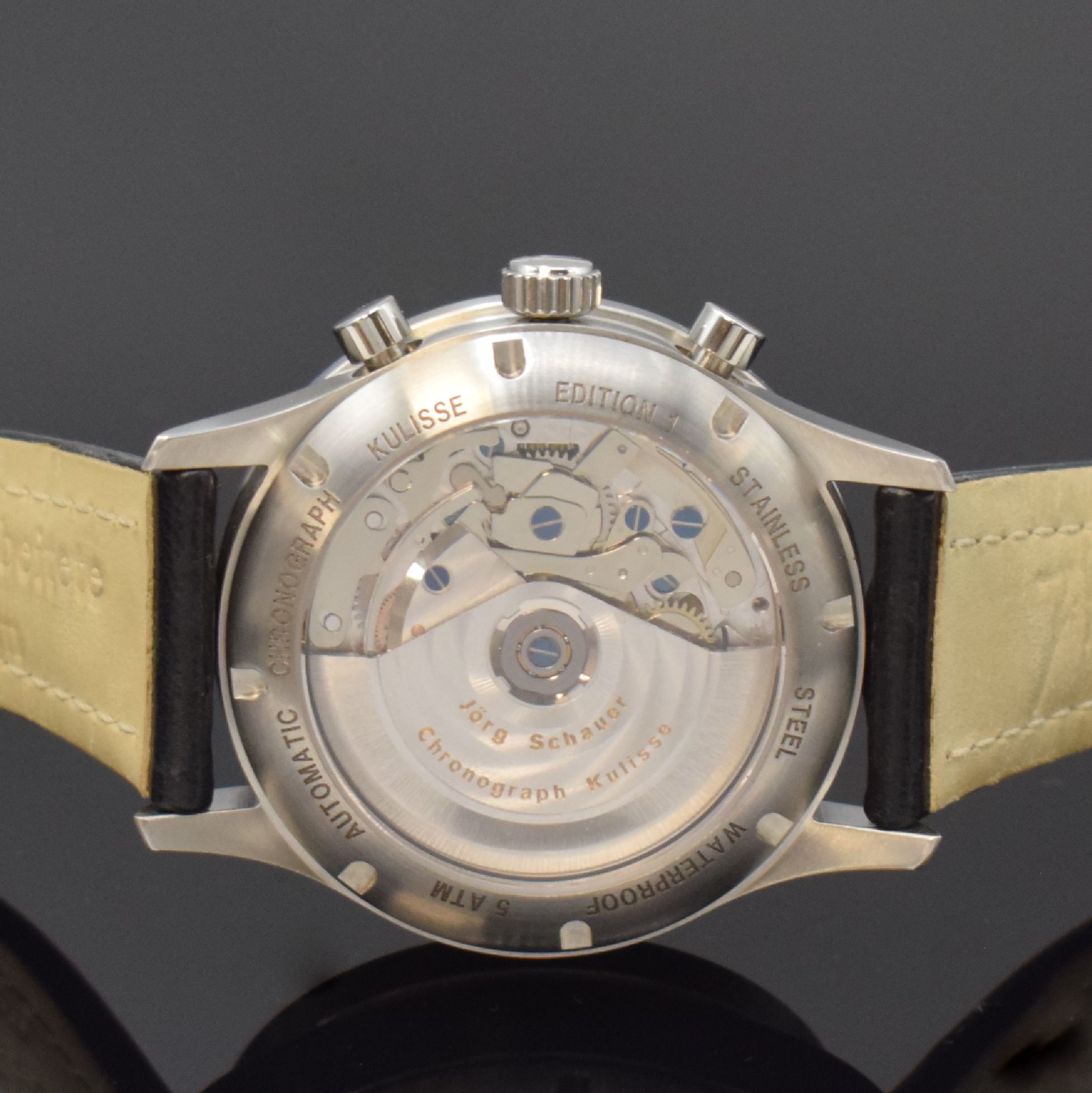 Detail d: JÖRG SCHAUER Kulisse Nr. 88 Edition 1 Herrenchronograph in Stahl, Deutschland um 2000, Automatik, beids. vergl. Geh. inkl. orig. Lederband m. ...