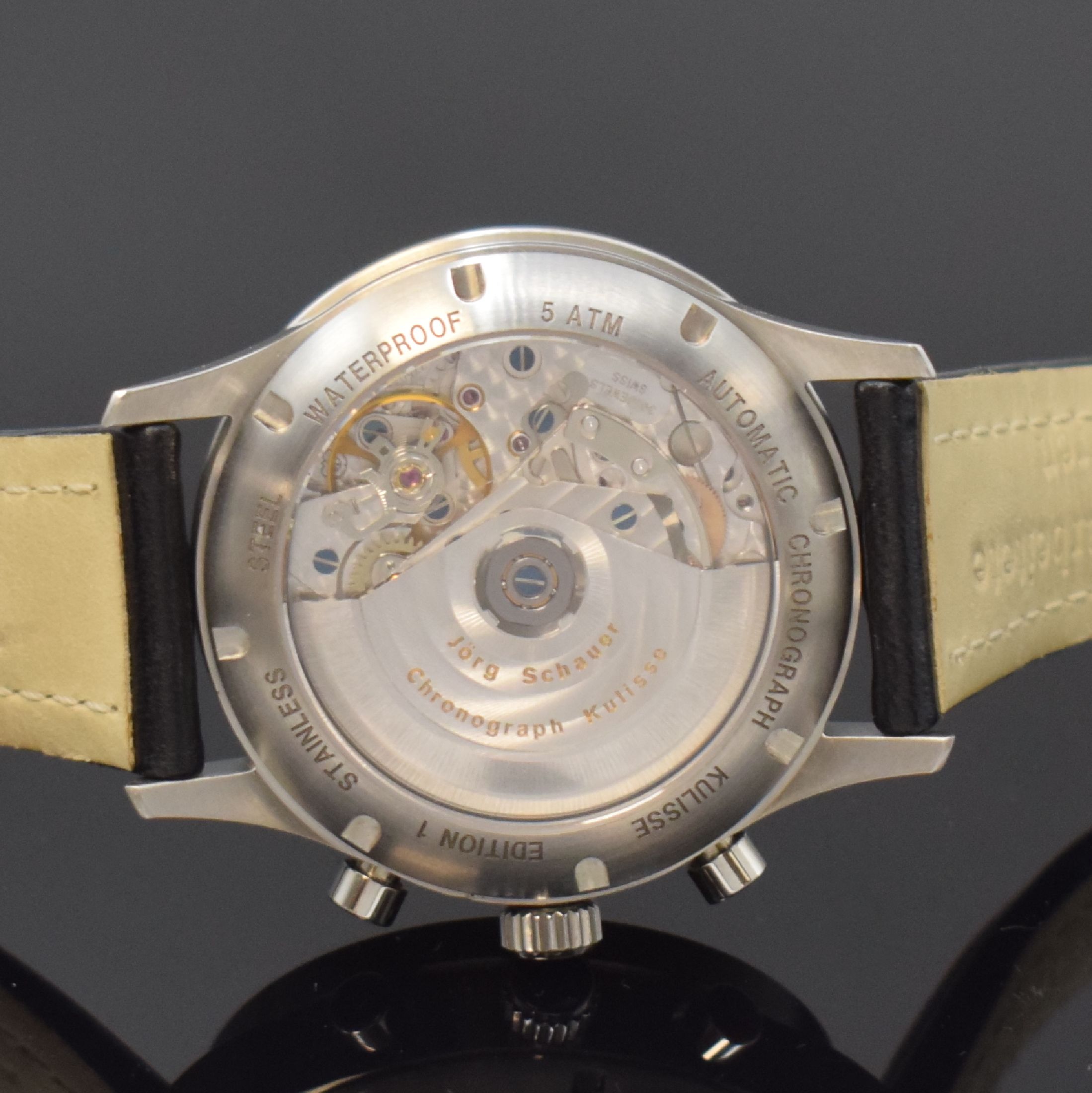 Detail e: JÖRG SCHAUER Kulisse Nr. 88 Edition 1 Herrenchronograph in Stahl, Deutschland um 2000, Automatik, beids. vergl. Geh. inkl. orig. Lederband m. ...