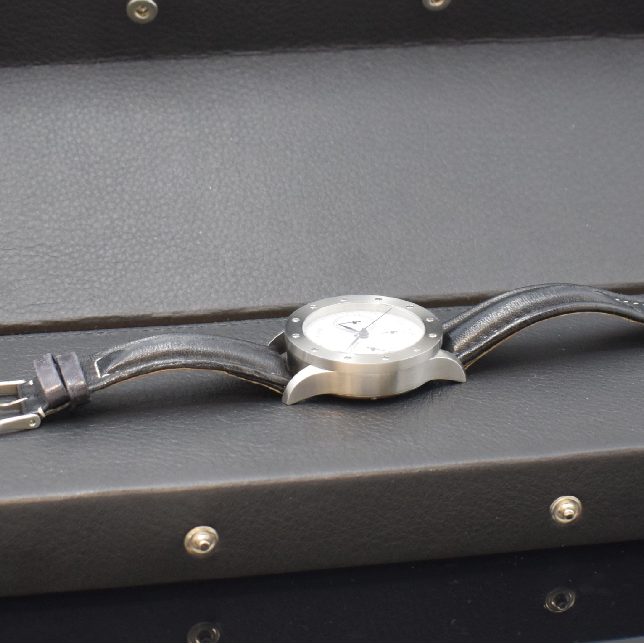 Detail f: JÖRG SCHAUER Kulisse Nr. 88 Edition 1 Herrenchronograph in Stahl, Deutschland um 2000, Automatik, beids. vergl. Geh. inkl. orig. Lederband m. ...