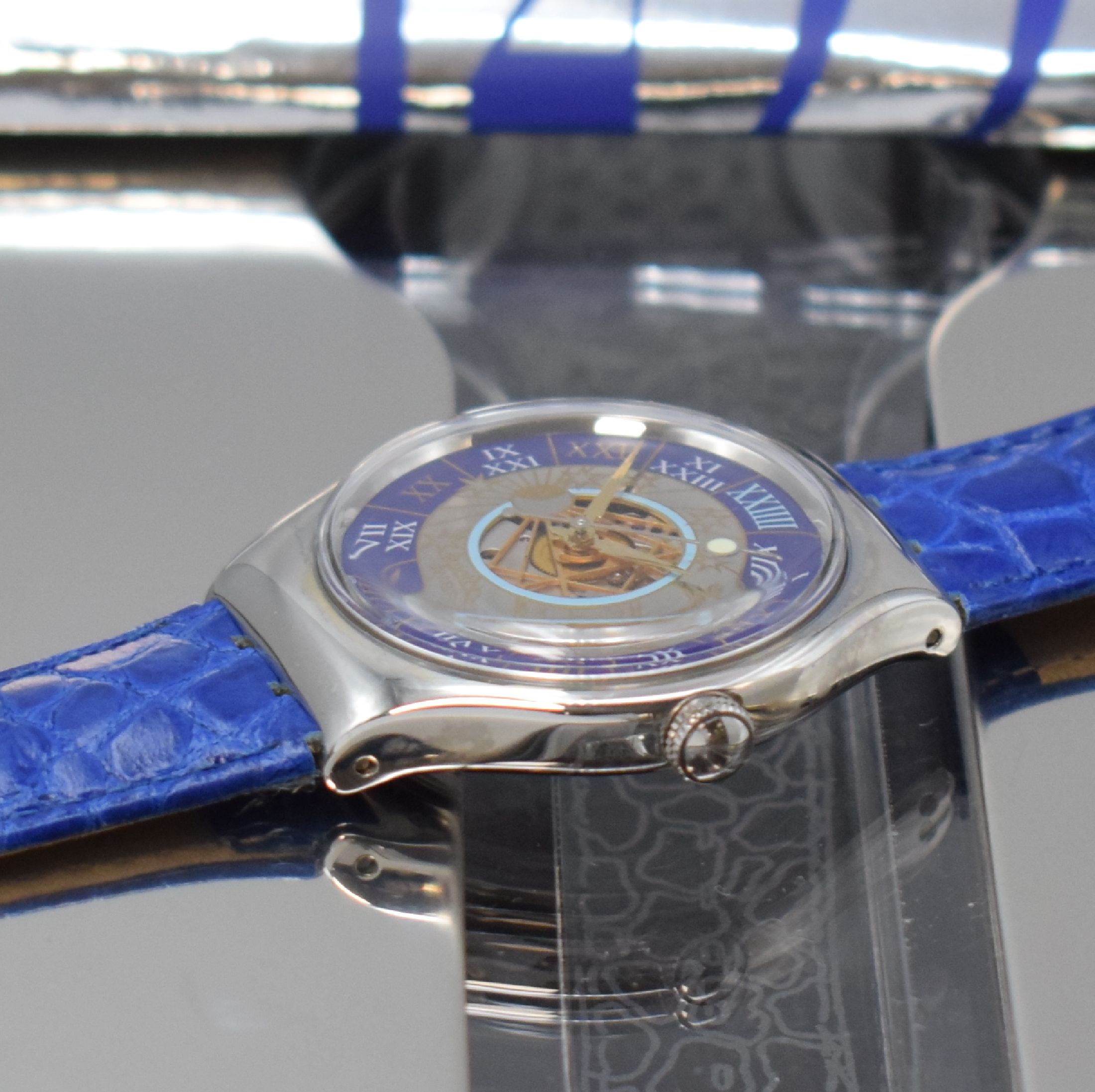 Detail c: SWATCH Tresor Magique limitierte Armbanduhr in Platin, Schweiz um 1993, Automatik, beids. vergl. Geh., orig. Lederband m. orig. Schließe, blaues, ...