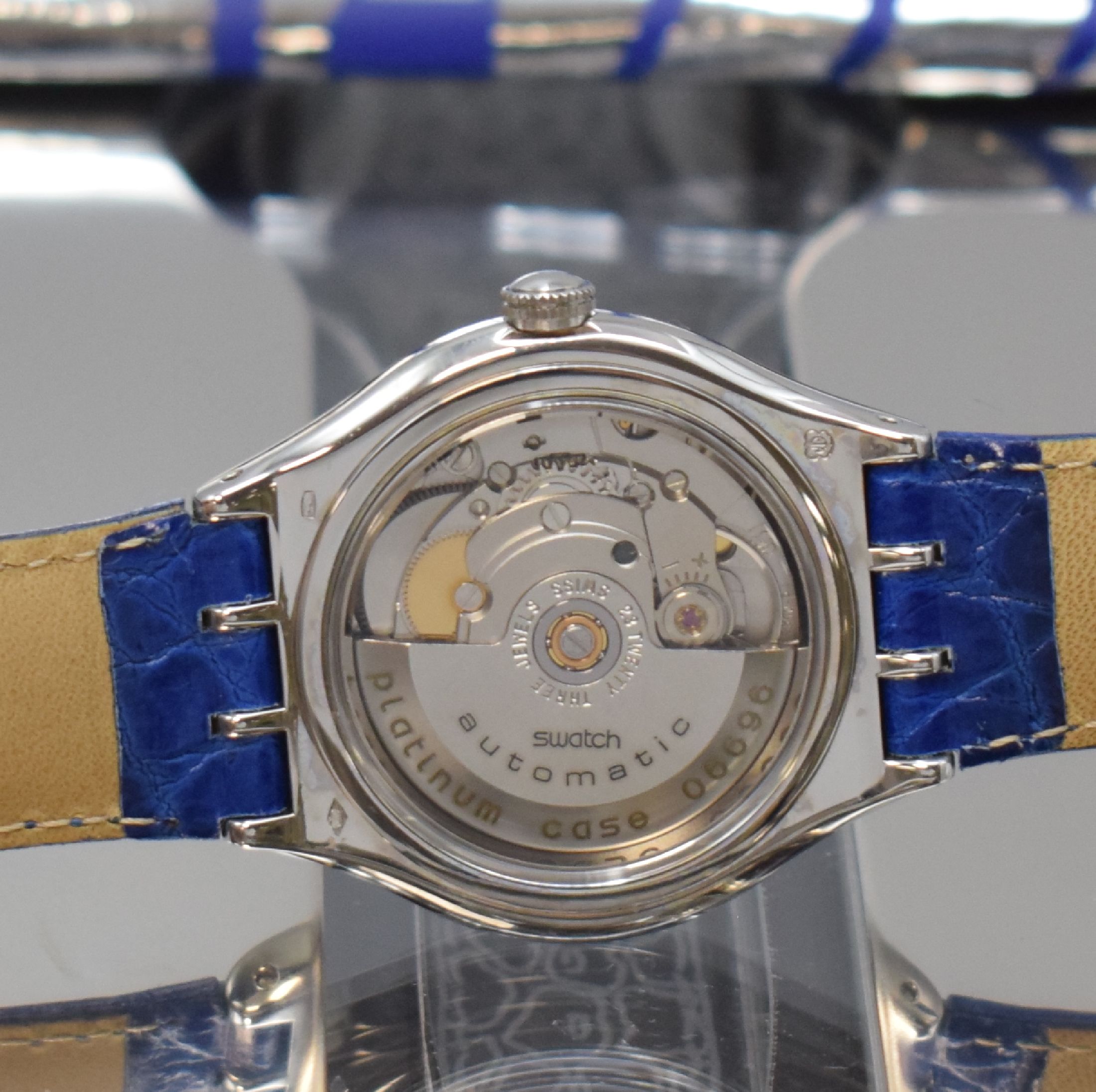 Detail d: SWATCH Tresor Magique limitierte Armbanduhr in Platin, Schweiz um 1993, Automatik, beids. vergl. Geh., orig. Lederband m. orig. Schließe, blaues, ...