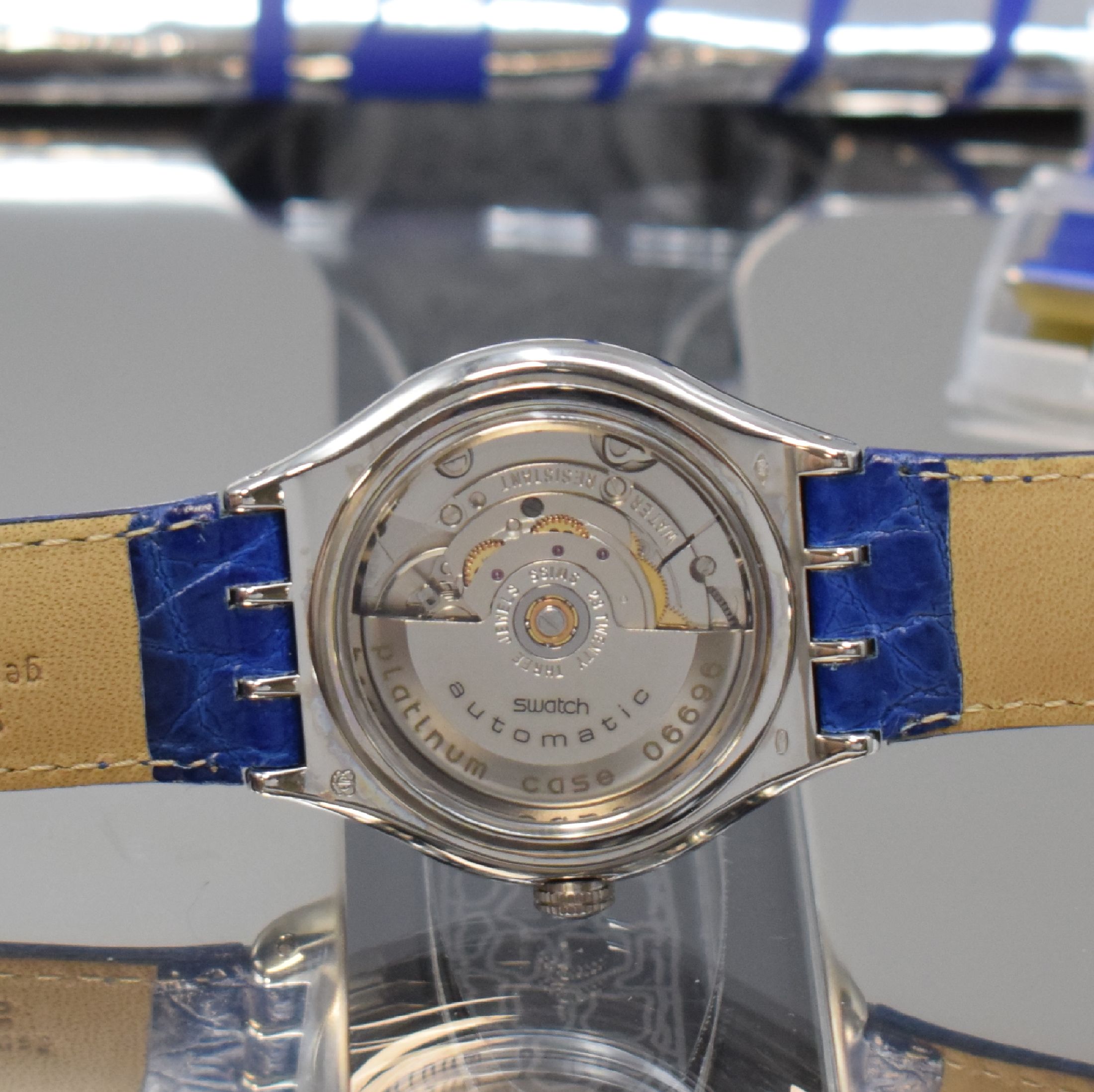 Detail e: SWATCH Tresor Magique limitierte Armbanduhr in Platin, Schweiz um 1993, Automatik, beids. vergl. Geh., orig. Lederband m. orig. Schließe, blaues, ...