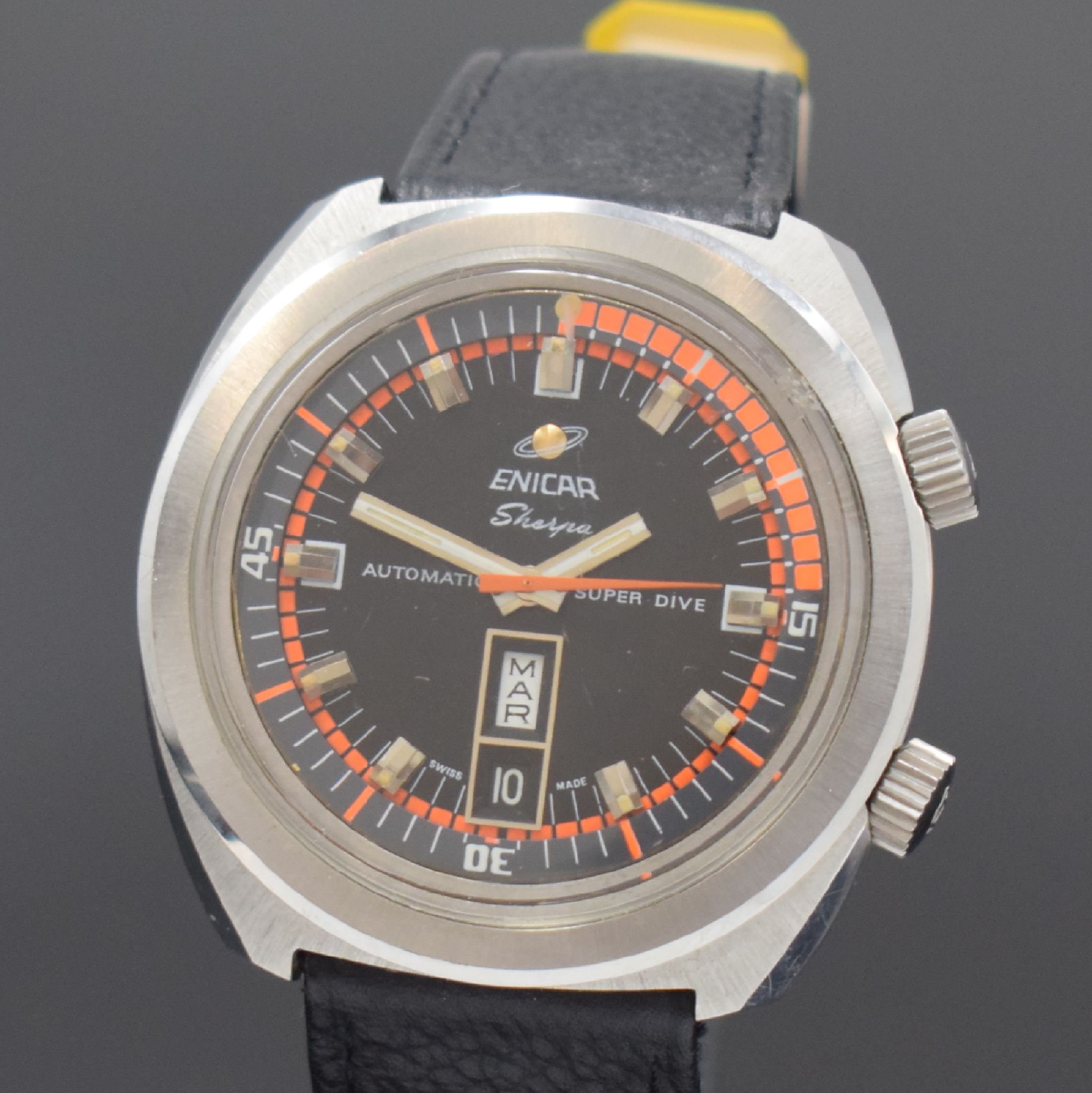 Detail a: ENICAR Sherpa 600 Super Dive Herrenarmbanduhr in Stahl, Schweiz um 1970, Automatik, Boden m. Bajonette-Verschl., dunkelgraues Zifferbl. m. aufges. ...