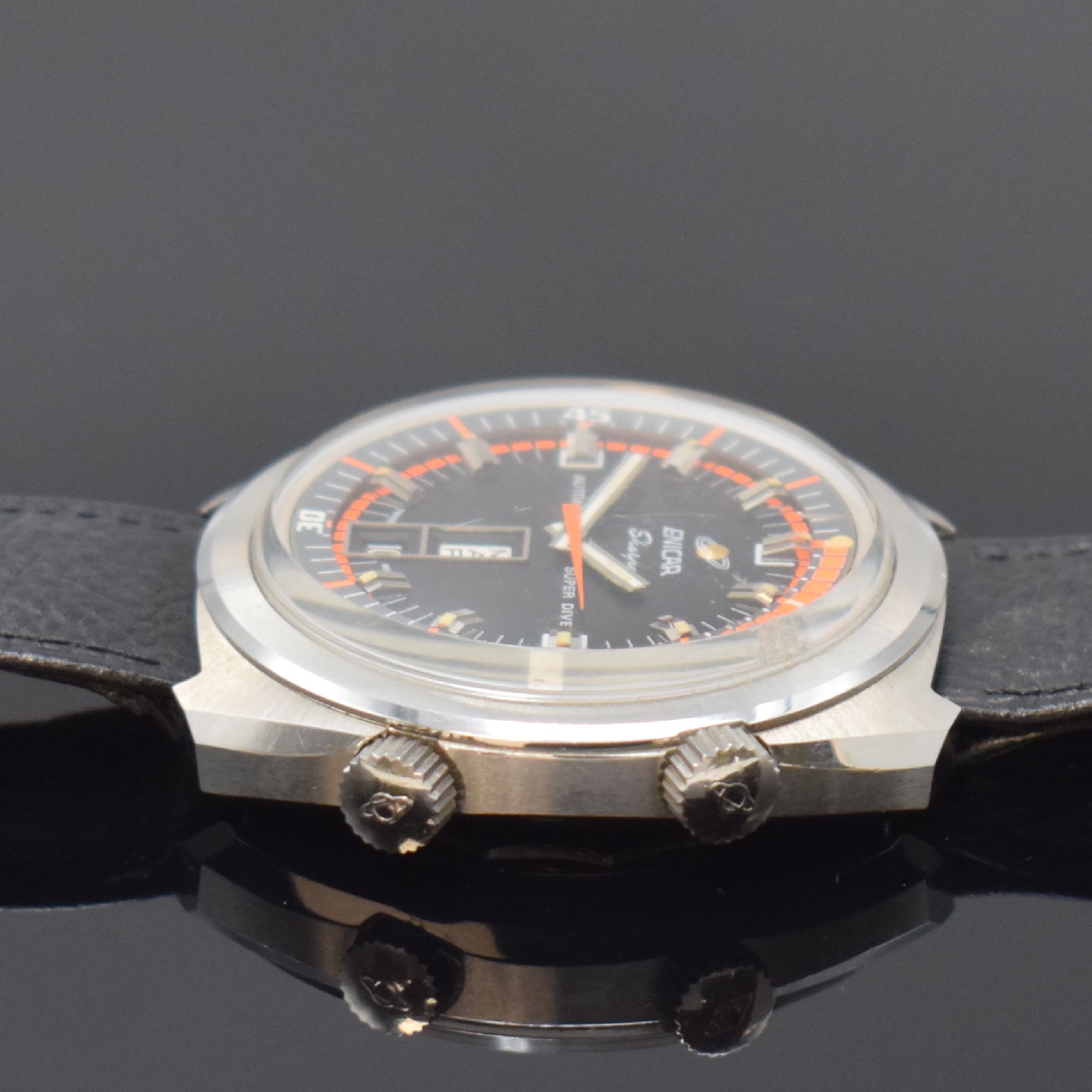 Detail b: ENICAR Sherpa 600 Super Dive Herrenarmbanduhr in Stahl, Schweiz um 1970, Automatik, Boden m. Bajonette-Verschl., dunkelgraues Zifferbl. m. aufges. ...