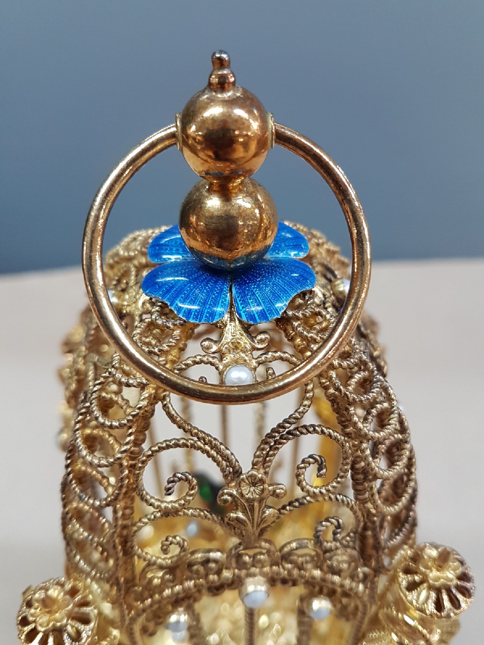 Detail e: Prachtvolle Singvogel-Spieluhr, Gehäuse nach Jaquet-Droz La Chaux-de-Fonds, 925er Silber vergoldet, achteckiger Sockel mit blauen transluzid ...