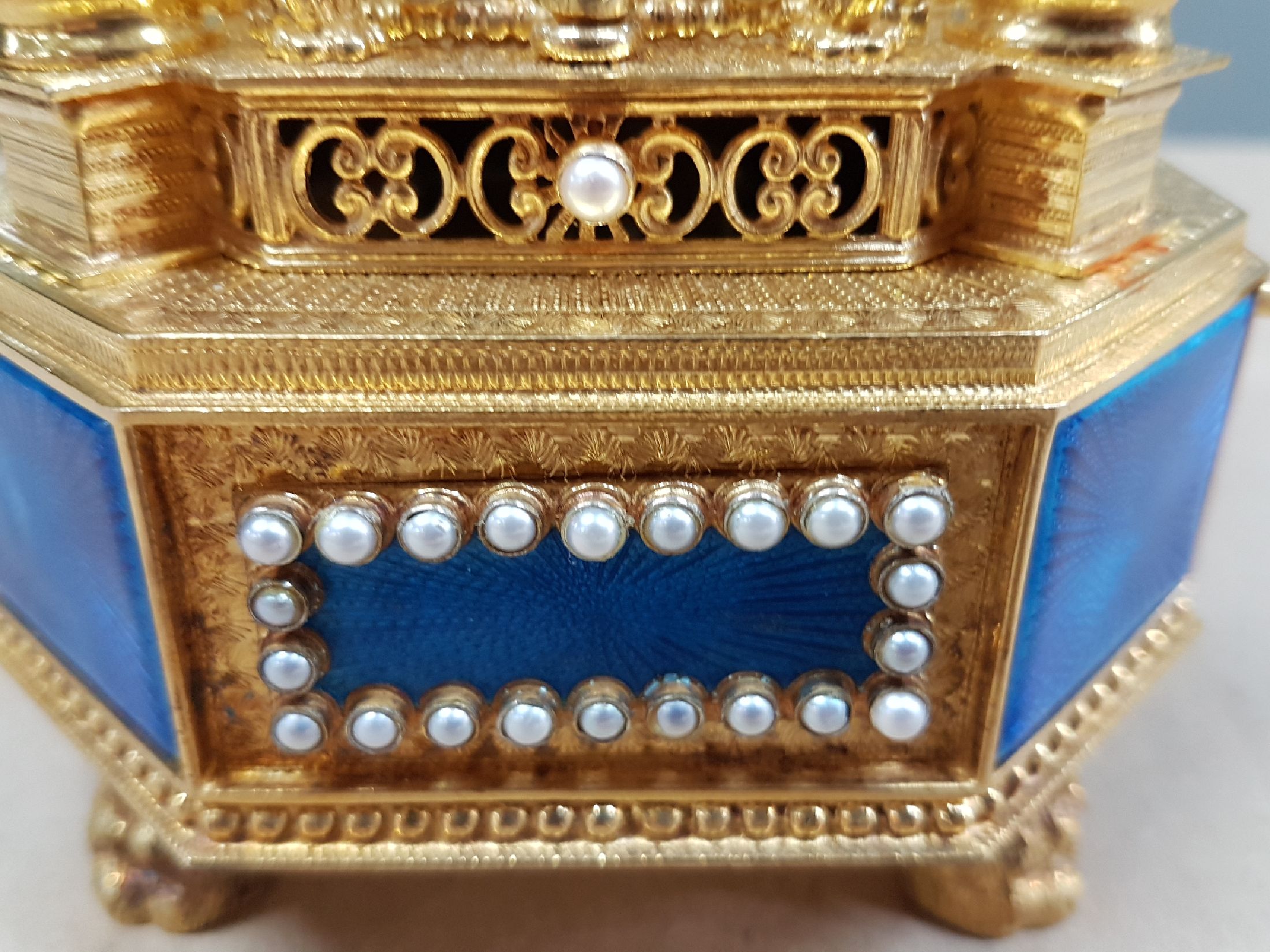 Detail h: Prachtvolle Singvogel-Spieluhr, Gehäuse nach Jaquet-Droz La Chaux-de-Fonds, 925er Silber vergoldet, achteckiger Sockel mit blauen transluzid ...