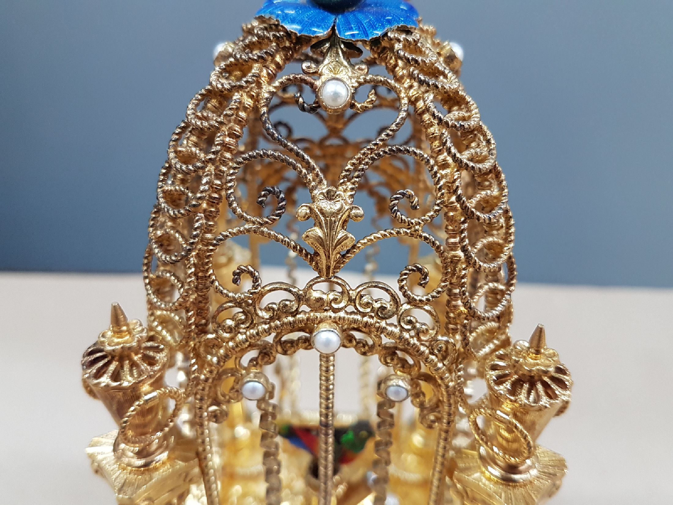 Detail i: Prachtvolle Singvogel-Spieluhr, Gehäuse nach Jaquet-Droz La Chaux-de-Fonds, 925er Silber vergoldet, achteckiger Sockel mit blauen transluzid ...