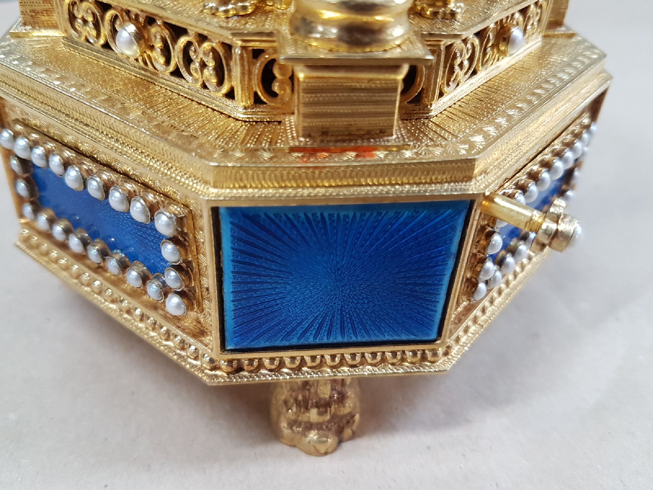 Detail k: Prachtvolle Singvogel-Spieluhr, Gehäuse nach Jaquet-Droz La Chaux-de-Fonds, 925er Silber vergoldet, achteckiger Sockel mit blauen transluzid ...
