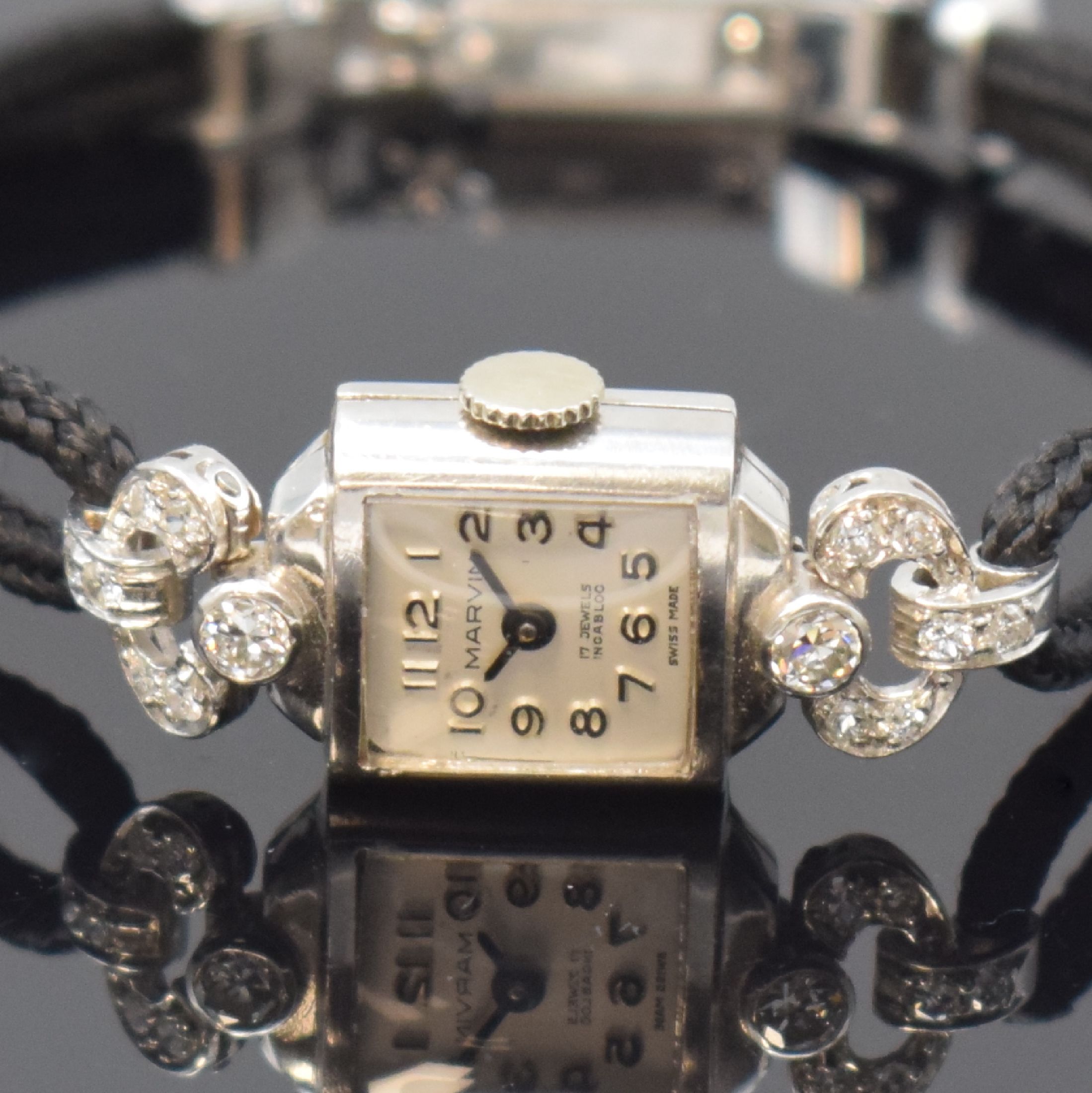Detail a: MARVIN und eine weitere Diamantbesetzte Art- Deco Damenuhr in Platin, Schweiz um 1930, Handaufzug, beide m. Stoffband und WG Schließe 585/000, 1.) ...