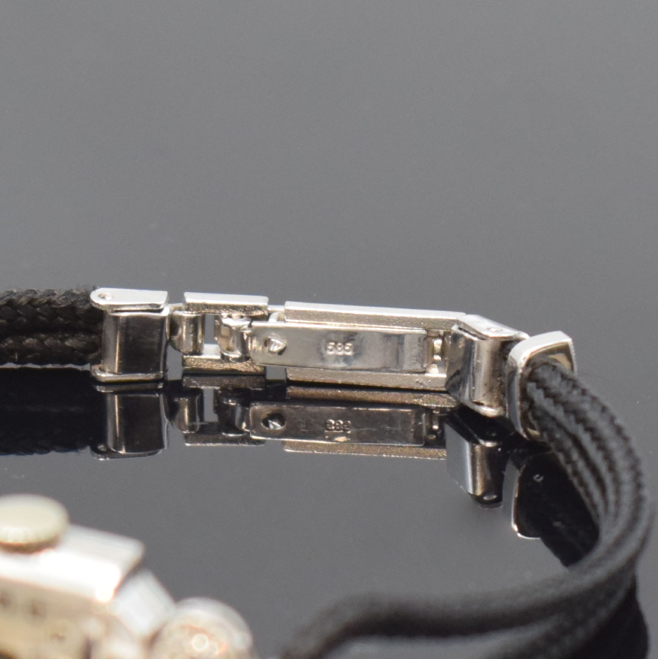 Detail b: MARVIN und eine weitere Diamantbesetzte Art- Deco Damenuhr in Platin, Schweiz um 1930, Handaufzug, beide m. Stoffband und WG Schließe 585/000, 1.) ...