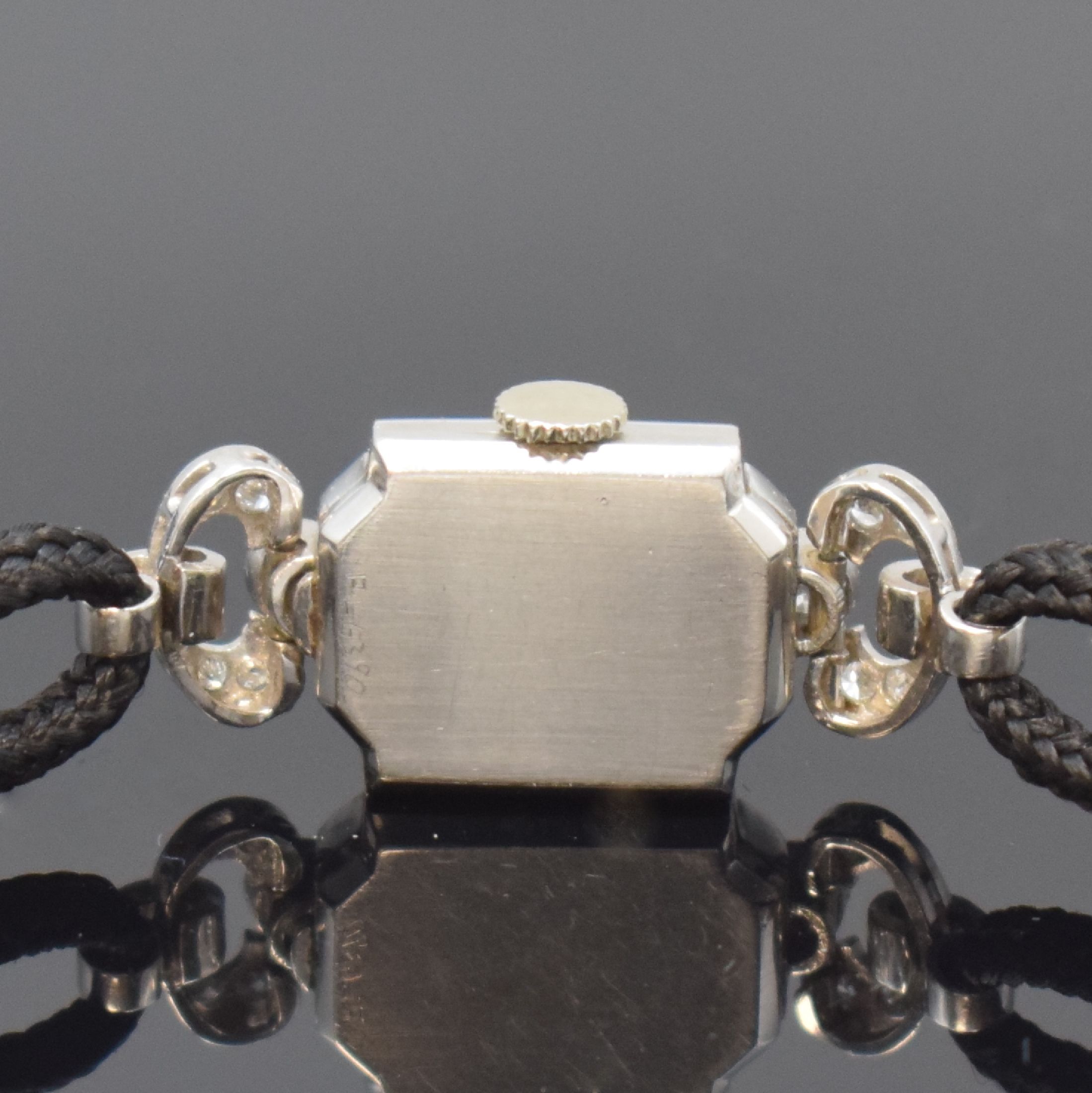 Detail c: MARVIN und eine weitere Diamantbesetzte Art- Deco Damenuhr in Platin, Schweiz um 1930, Handaufzug, beide m. Stoffband und WG Schließe 585/000, 1.) ...