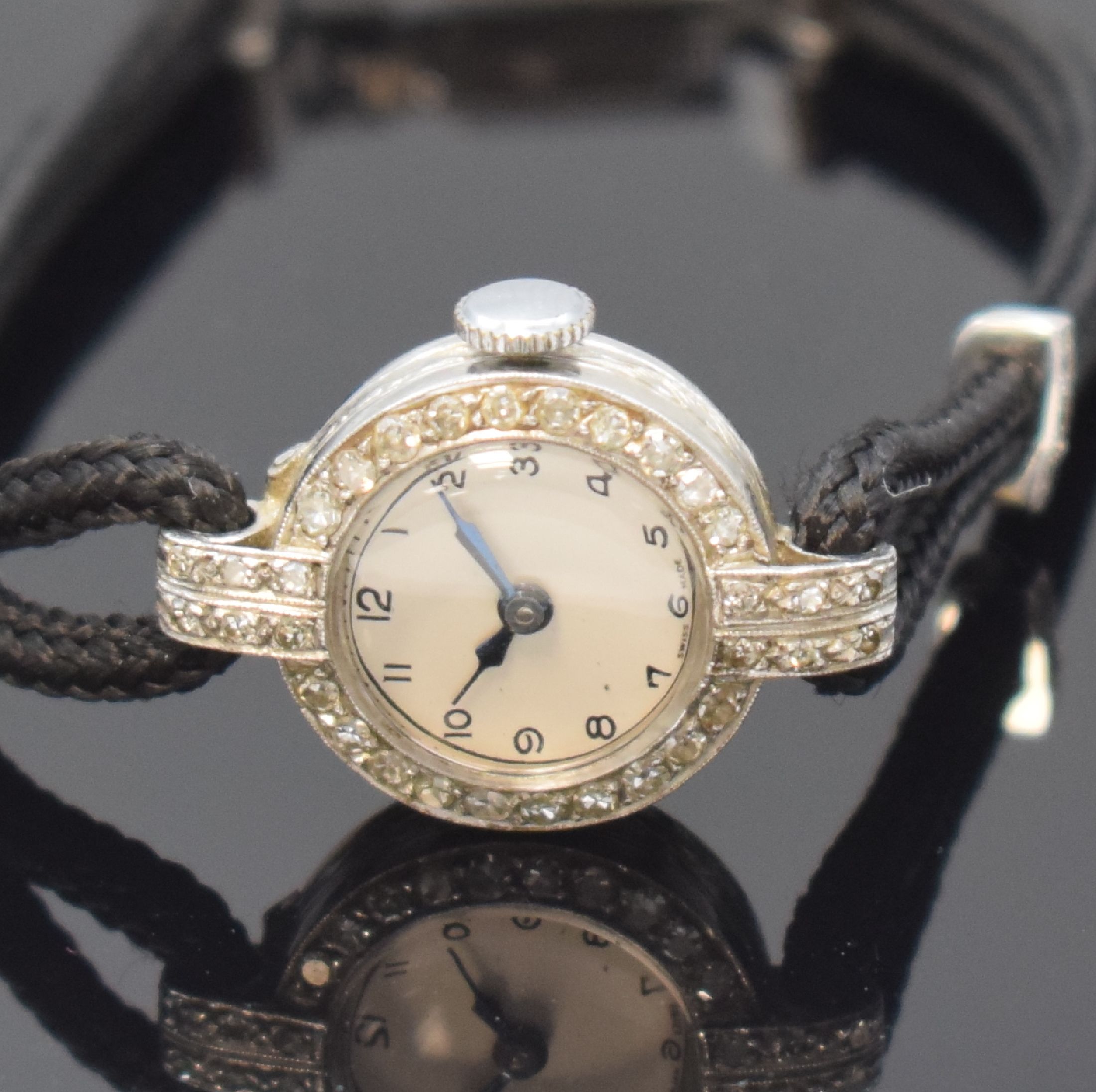 Detail d: MARVIN und eine weitere Diamantbesetzte Art- Deco Damenuhr in Platin, Schweiz um 1930, Handaufzug, beide m. Stoffband und WG Schließe 585/000, 1.) ...