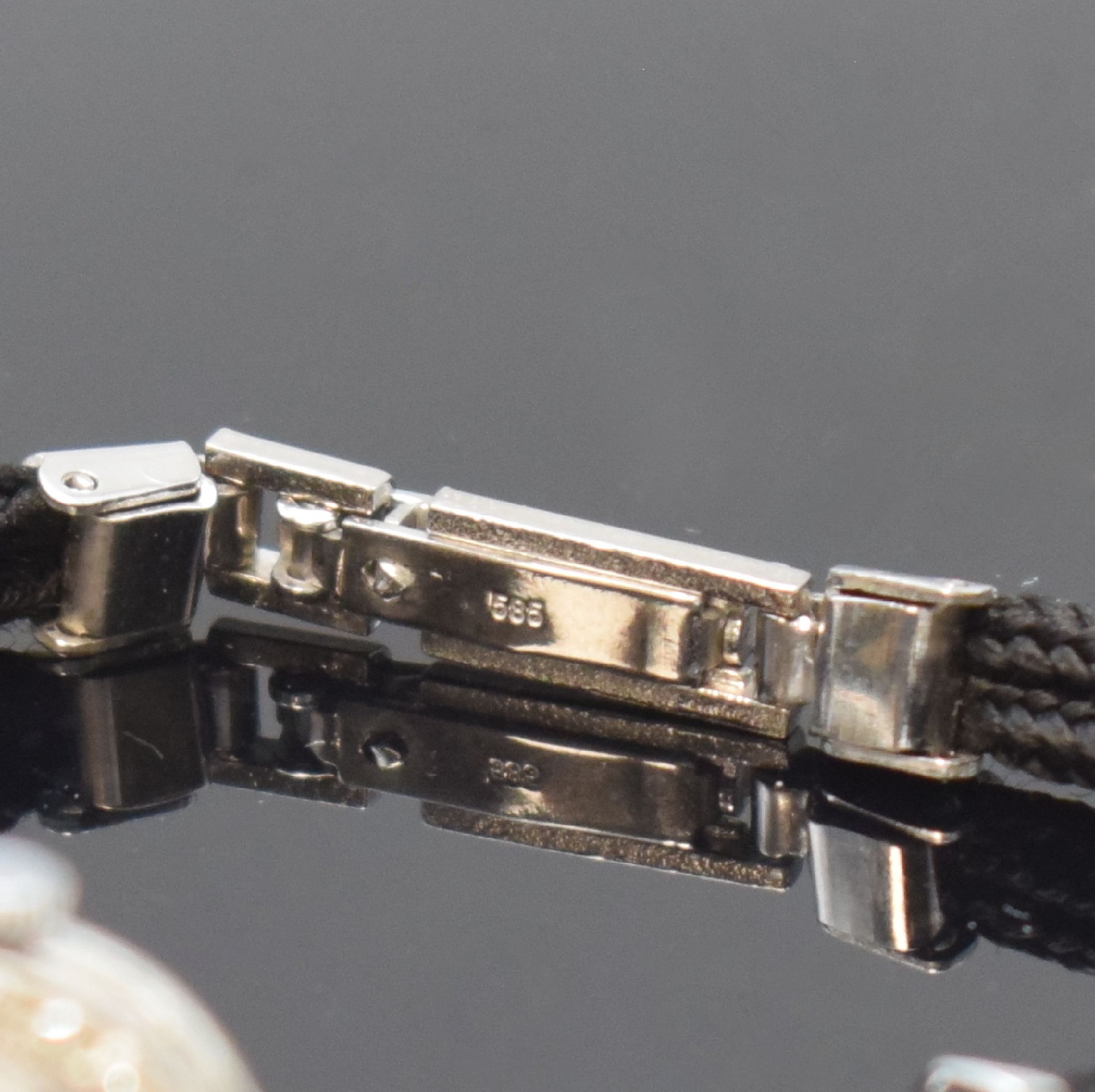 Detail e: MARVIN und eine weitere Diamantbesetzte Art- Deco Damenuhr in Platin, Schweiz um 1930, Handaufzug, beide m. Stoffband und WG Schließe 585/000, 1.) ...