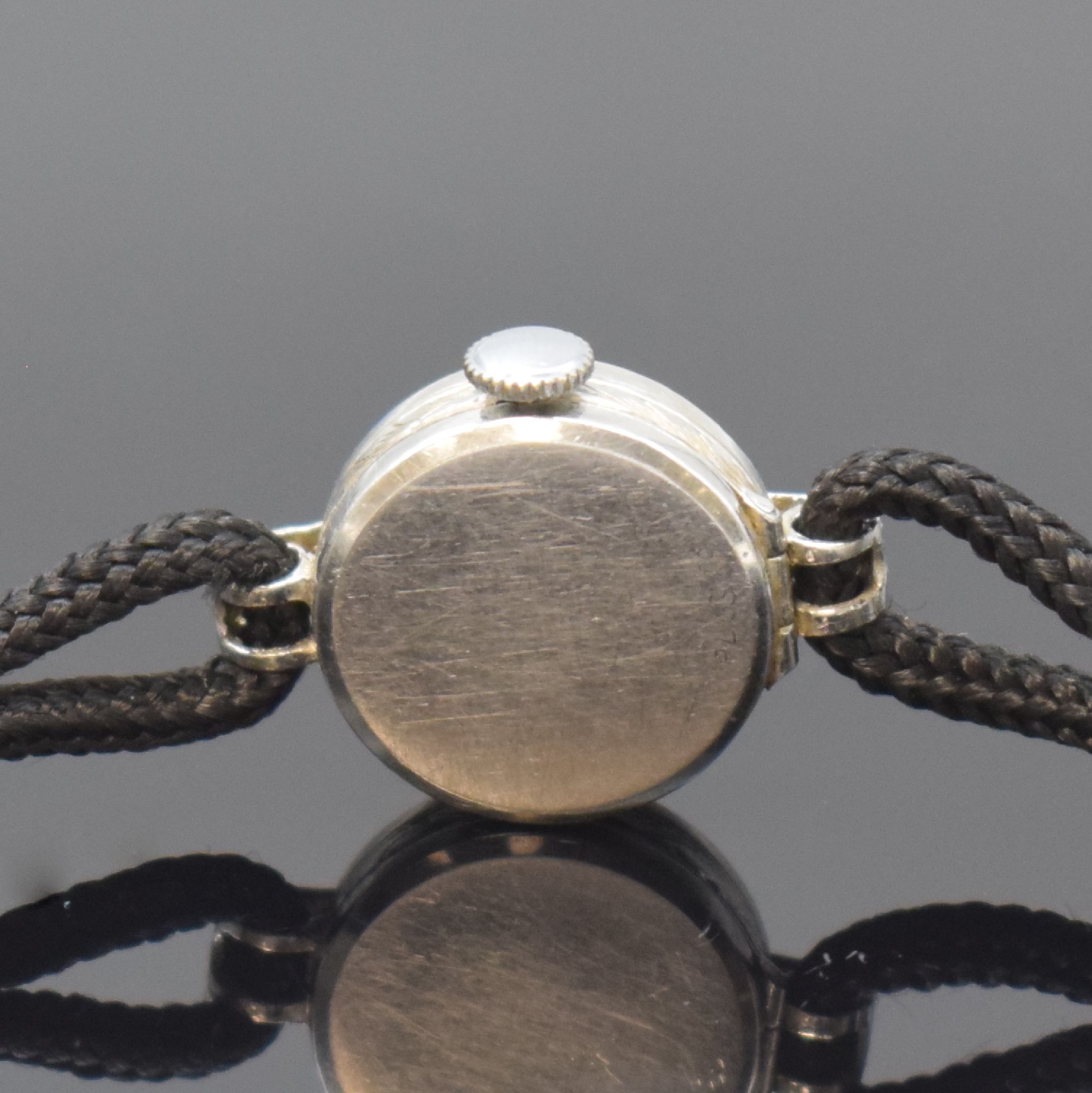 Detail f: MARVIN und eine weitere Diamantbesetzte Art- Deco Damenuhr in Platin, Schweiz um 1930, Handaufzug, beide m. Stoffband und WG Schließe 585/000, 1.) ...