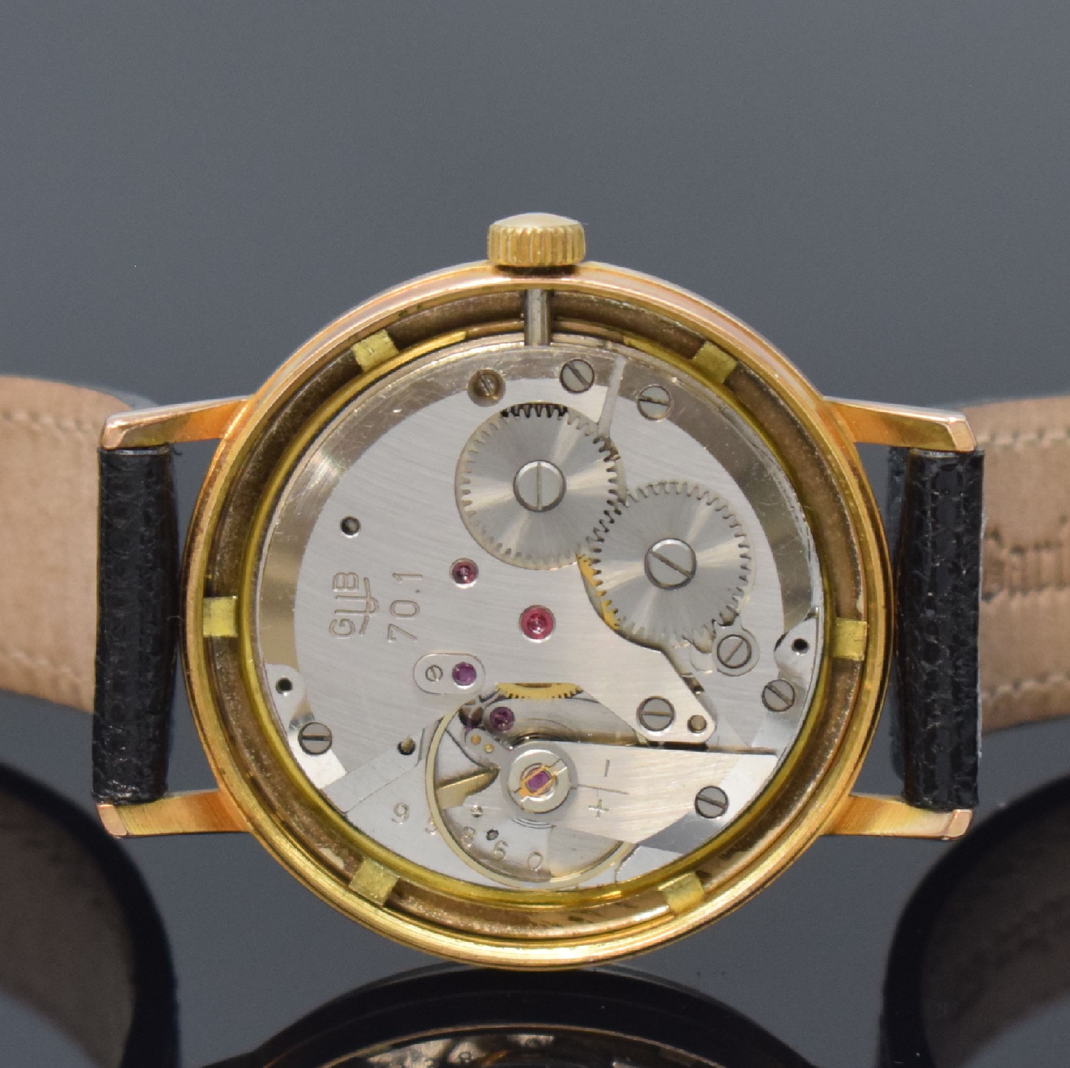 Detail d: GUB GLASHÜTTE/SA vergoldete Herrenarmbanduhr, Deutschland um 1965, Handaufzug, Edelstahlboden aufgedr., silb. Zifferbl. gold. Std.-Ind., gold. ...
