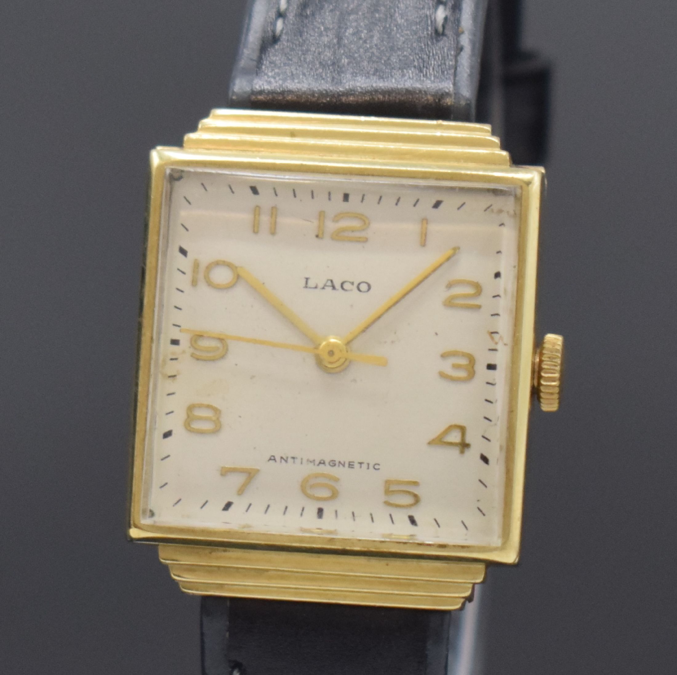 Detail a: LACO viereckige Armbanduhr in GG 585/000, Deutschland 1940er Jahre, Handaufzug, feste Bandanstöße, Boden aufgedr., silb. Zifferbl. m. arab. Zahlen, ...