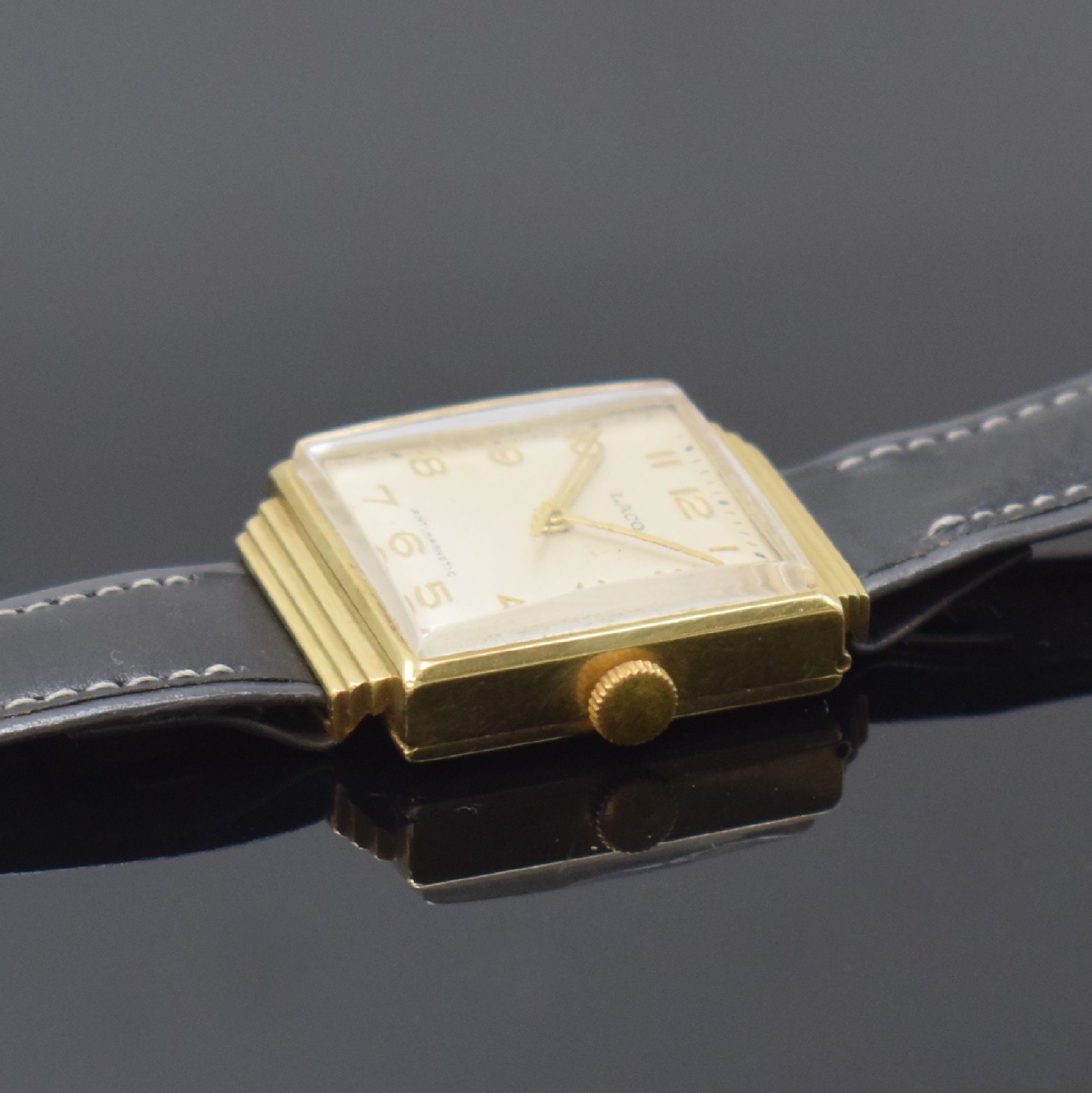 Detail b: LACO viereckige Armbanduhr in GG 585/000, Deutschland 1940er Jahre, Handaufzug, feste Bandanstöße, Boden aufgedr., silb. Zifferbl. m. arab. Zahlen, ...