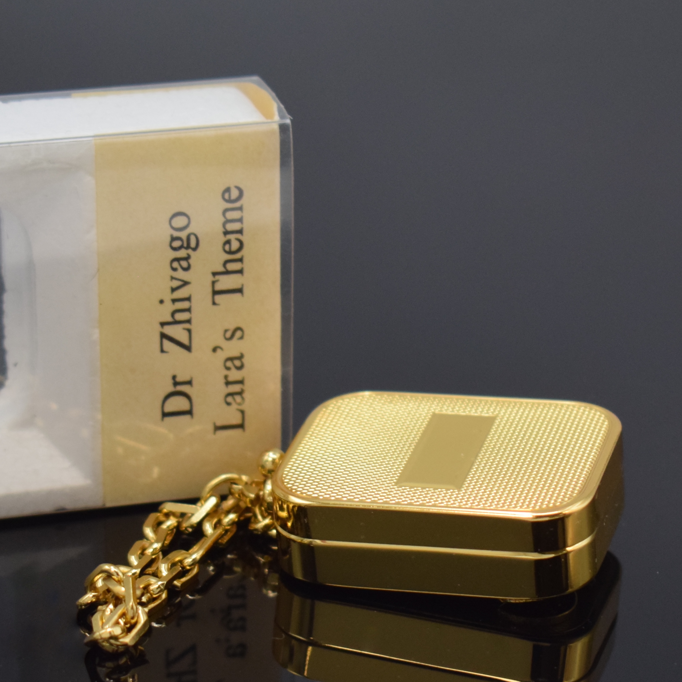 Detail b: REUGE Miniatur-Spieluhr, Schweiz um 1970, Melodie "Lara`s Lied/Dr. Zhivago", verg. Geh. m. Kette, Walzenspielwerk, Auslösung durch ...
