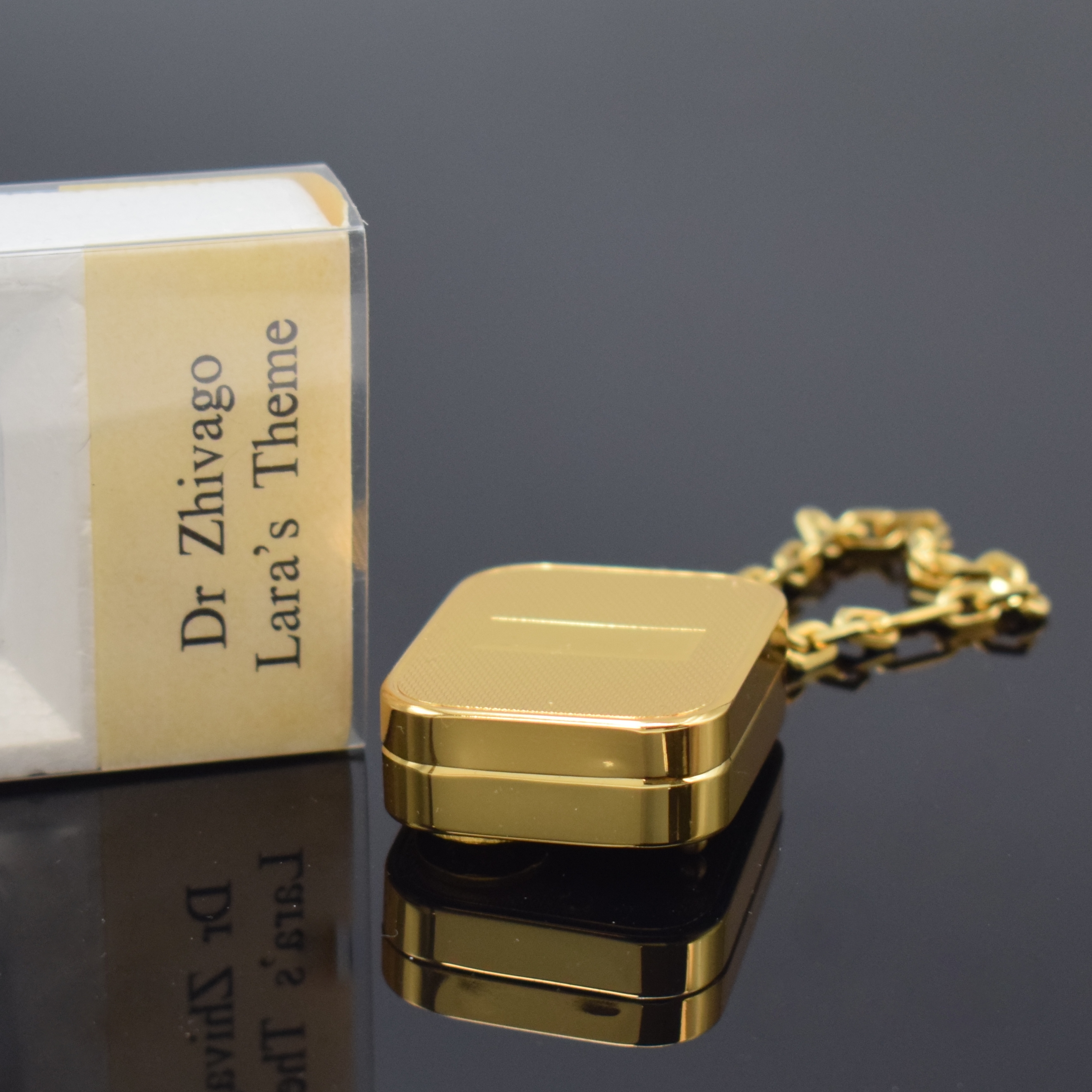 Detail c: REUGE Miniatur-Spieluhr, Schweiz um 1970, Melodie "Lara`s Lied/Dr. Zhivago", verg. Geh. m. Kette, Walzenspielwerk, Auslösung durch ...