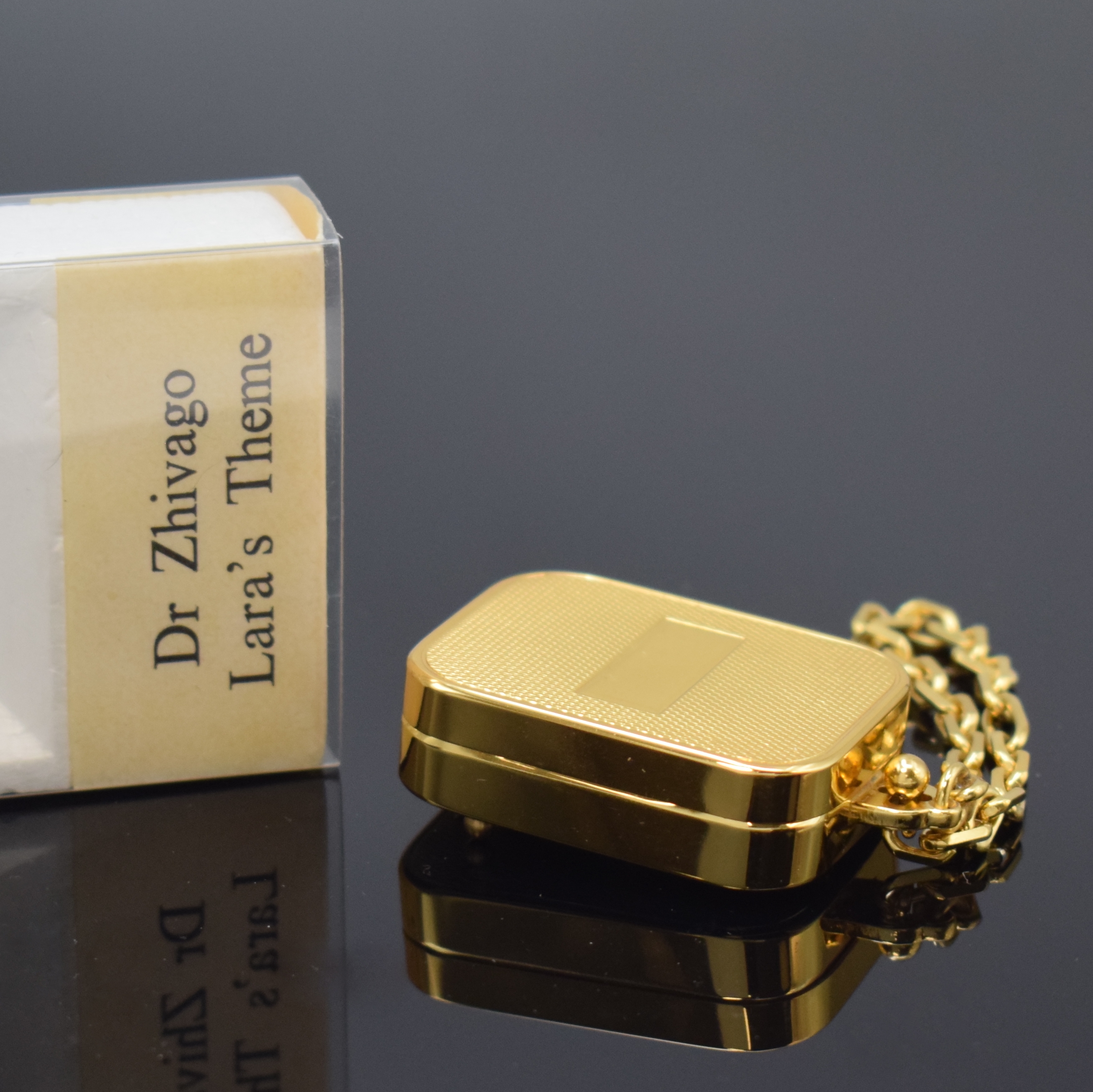 Detail d: REUGE Miniatur-Spieluhr, Schweiz um 1970, Melodie "Lara`s Lied/Dr. Zhivago", verg. Geh. m. Kette, Walzenspielwerk, Auslösung durch ...