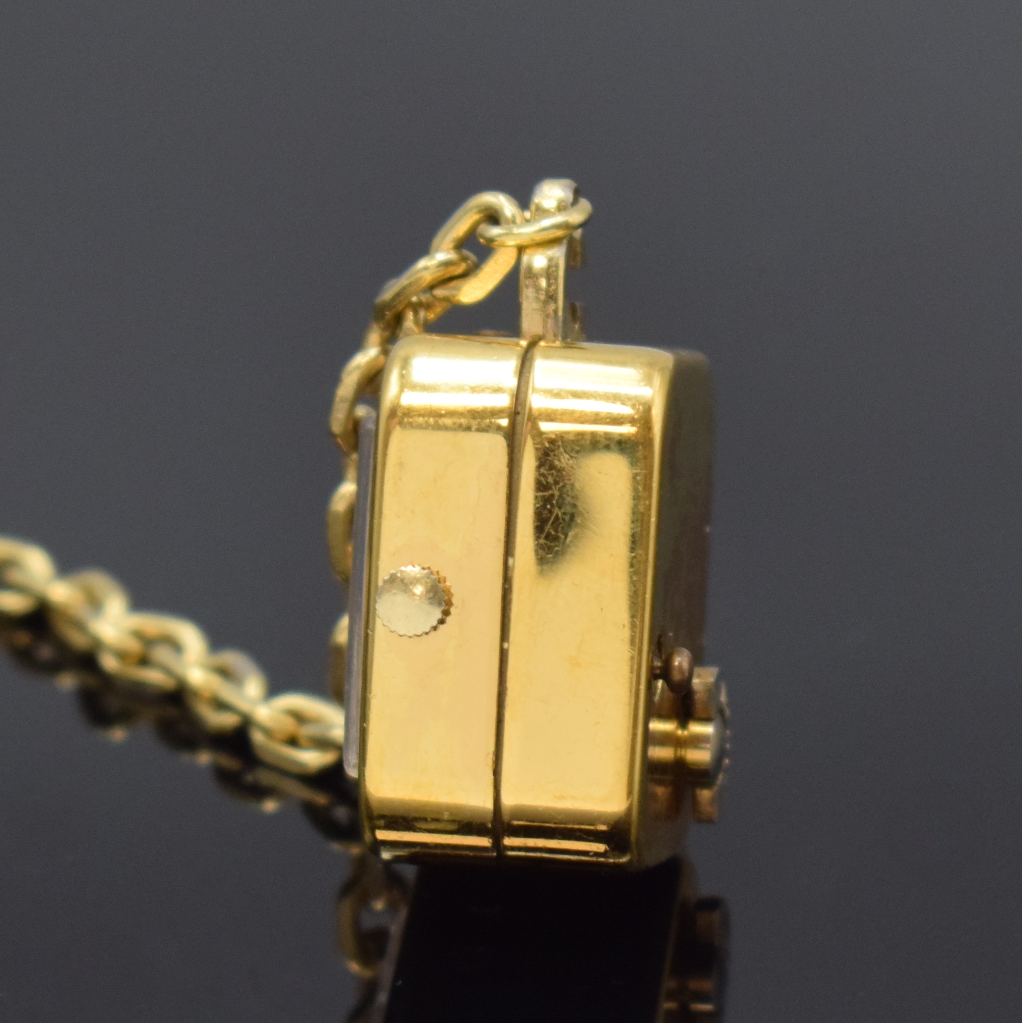 Detail b: REUGE Miniatur-Uhr mit Spielwerk, Schweiz um 1980, Quarz-Uhrwerk, verg. Geh., silb. Zifferbl. m. gold. Zeiger, Anz. v. Std. u. Min., Walzenspielwerk, ...