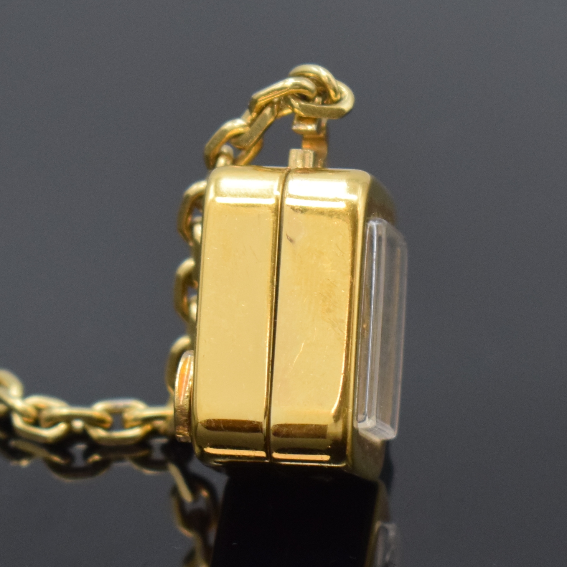 Detail c: REUGE Miniatur-Uhr mit Spielwerk, Schweiz um 1980, Quarz-Uhrwerk, verg. Geh., silb. Zifferbl. m. gold. Zeiger, Anz. v. Std. u. Min., Walzenspielwerk, ...