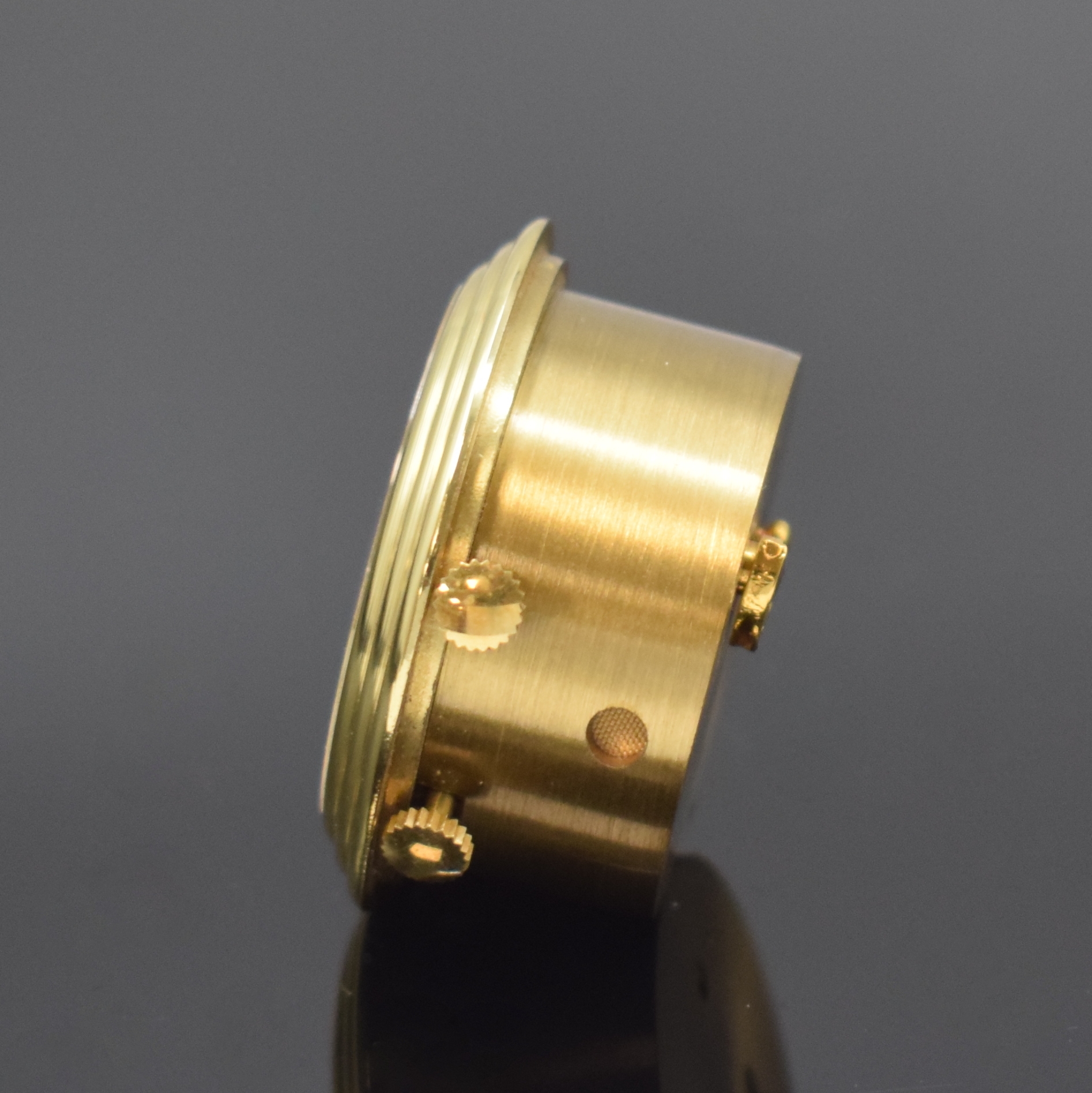 Detail a: REUGE kleiner Tischwecker mit Spieluhr, Schweiz um 1970, verg. Geh., blaues Zifferbl. m. arab. Zahlen, gold. Zeiger, Bedienung b. 5 u. 7 bzw. Aufzug ...