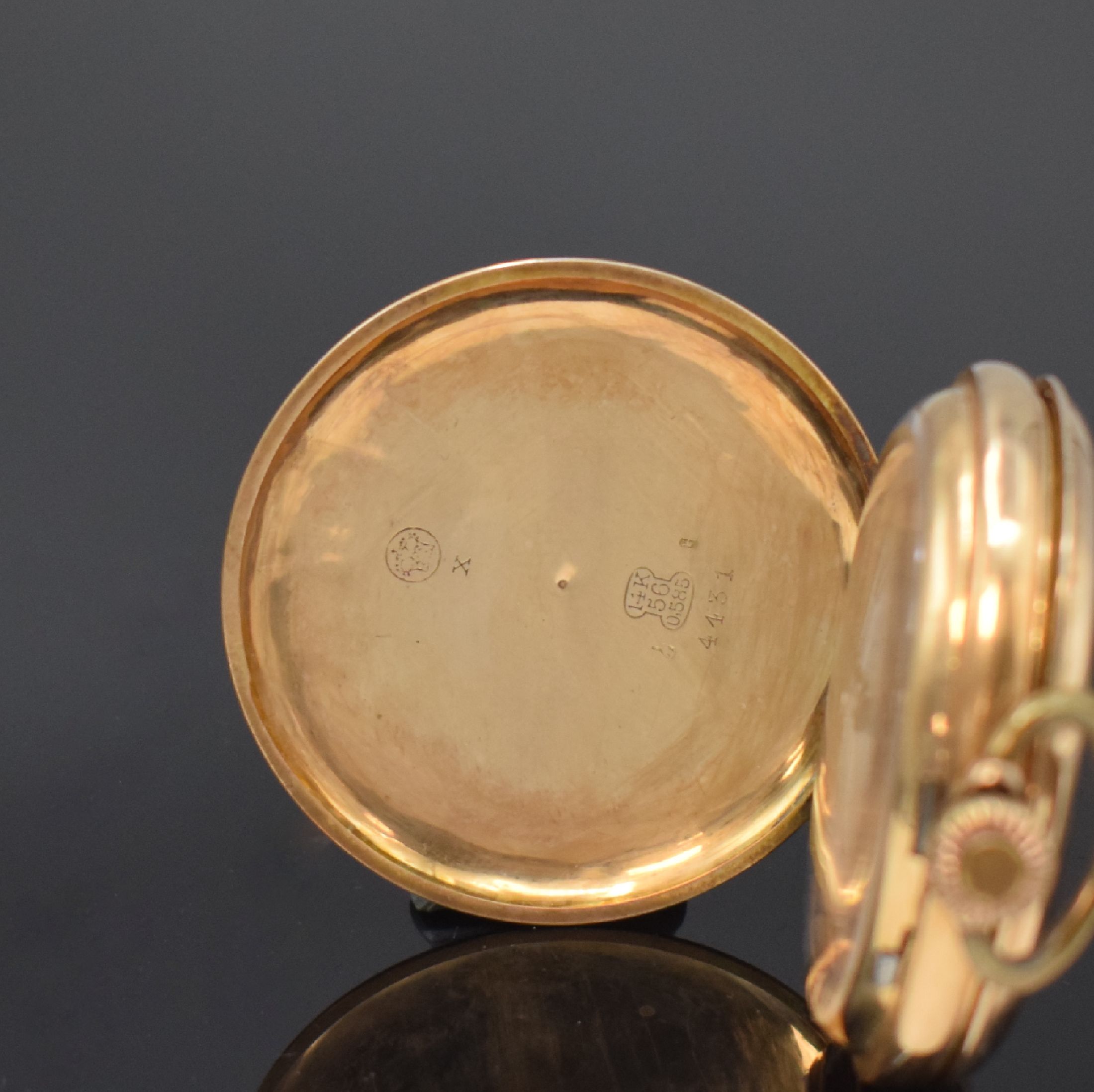 Detail a: Herrensavonette in RG 585/000, Schweiz um 1900, glattes Geh. dell., Metallcuvette, Emailzifferbl. m. arab. Zahlen, gold. Zeiger, kl. Sek. b. 6, verg. ...