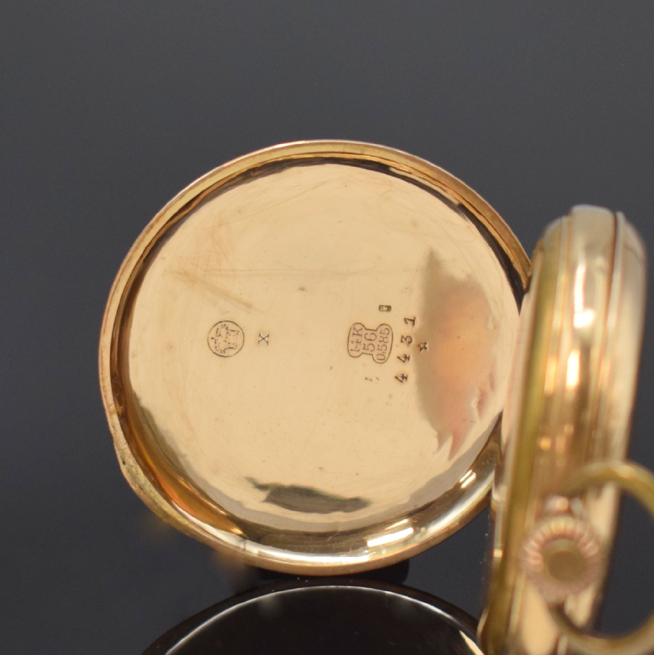 Detail d: Herrensavonette in RG 585/000, Schweiz um 1900, glattes Geh. dell., Metallcuvette, Emailzifferbl. m. arab. Zahlen, gold. Zeiger, kl. Sek. b. 6, verg. ...